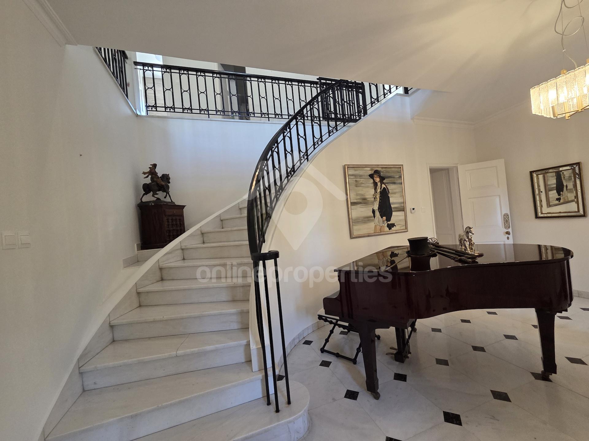 To change image, hover mouse over thumbnails below