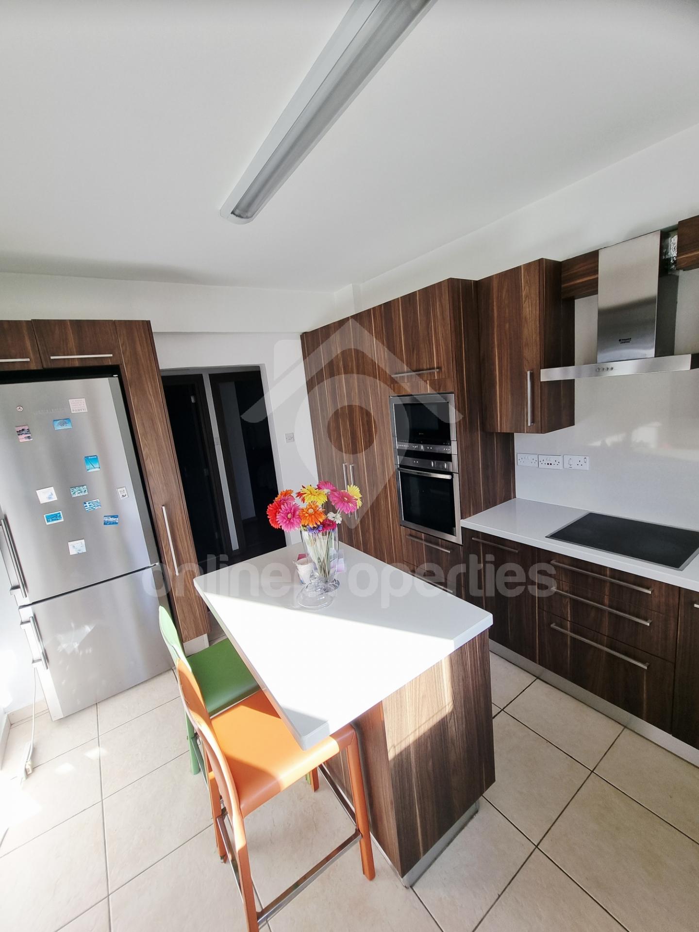 To change image, hover mouse over thumbnails below