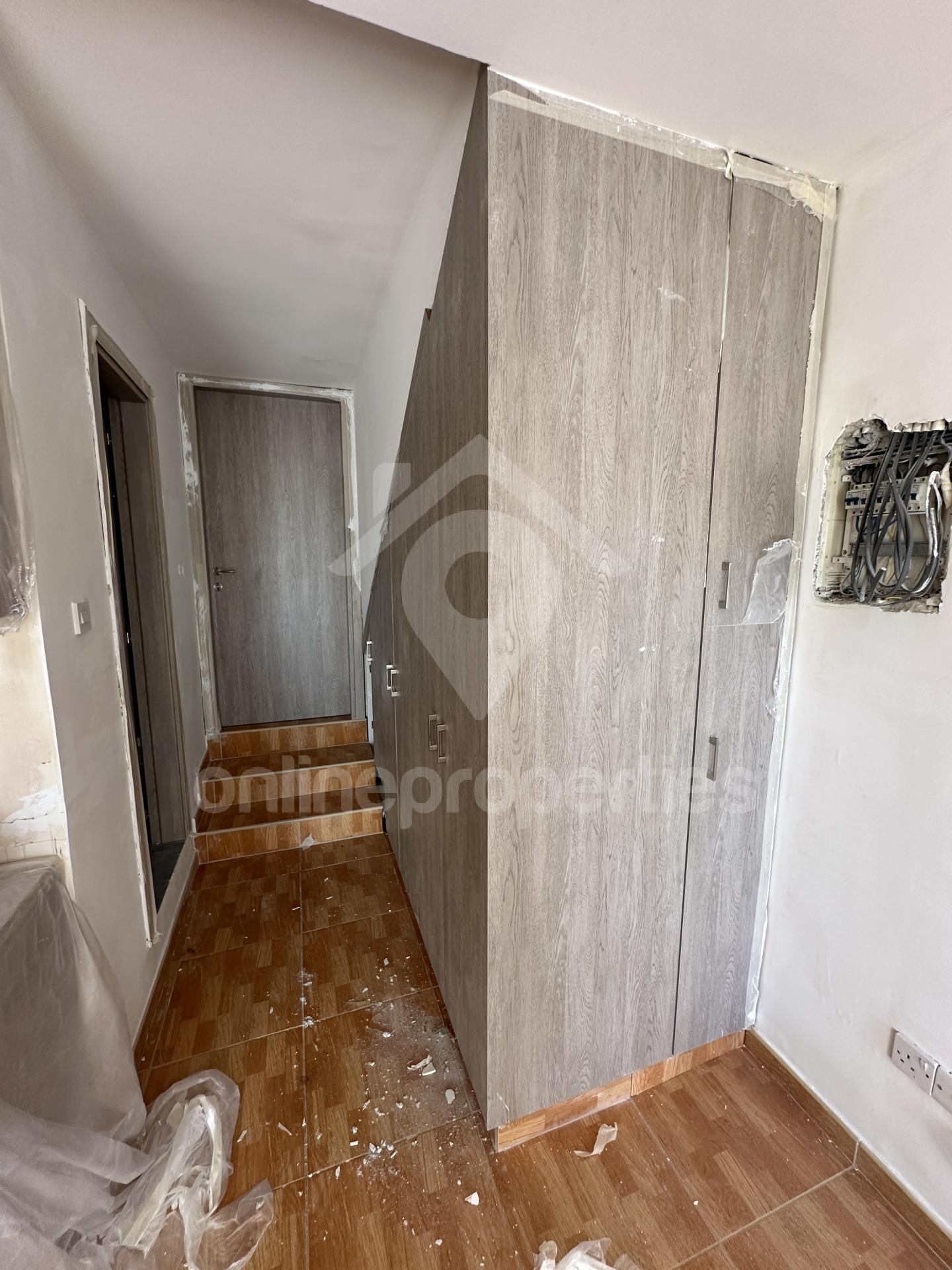 To change image, hover mouse over thumbnails below