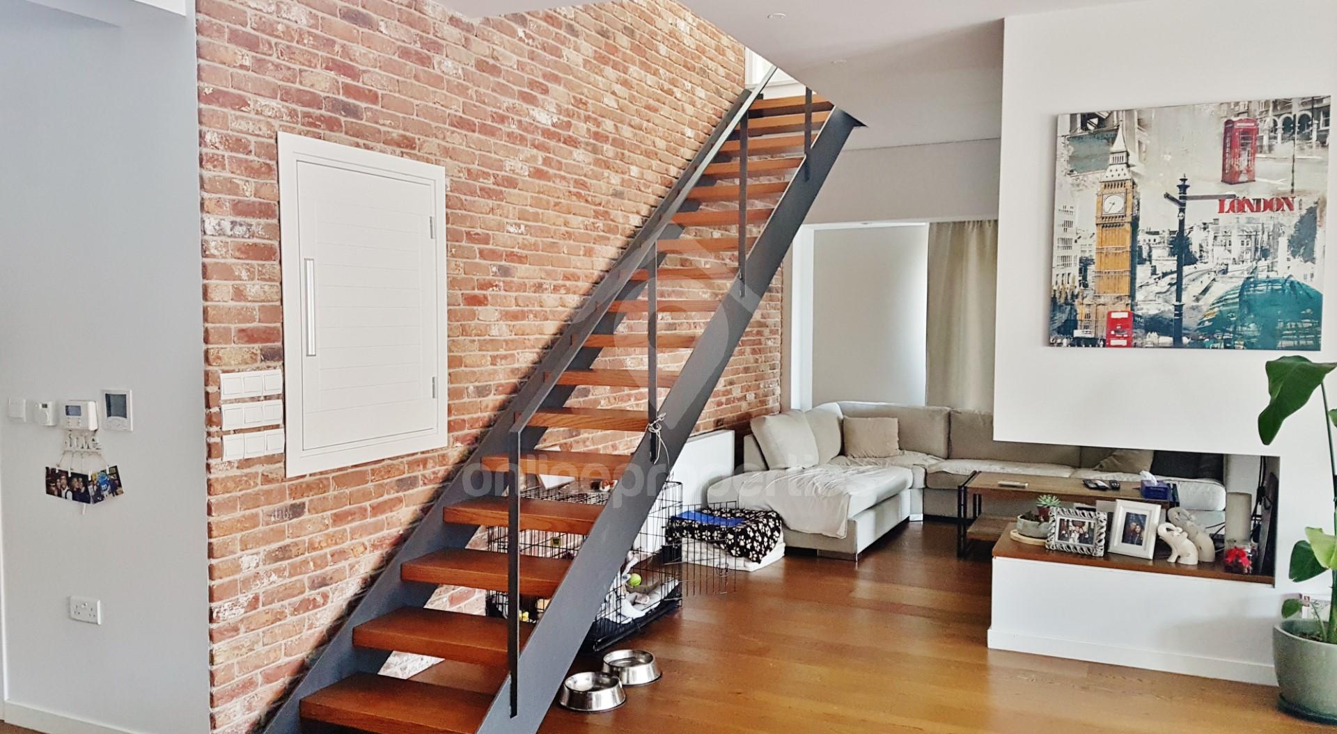 To change image, hover mouse over thumbnails below