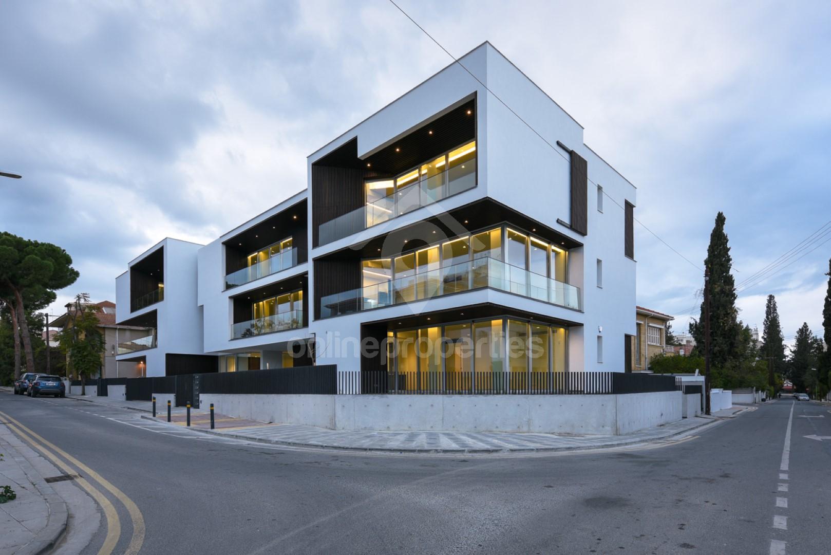 To change image, hover mouse over thumbnails below