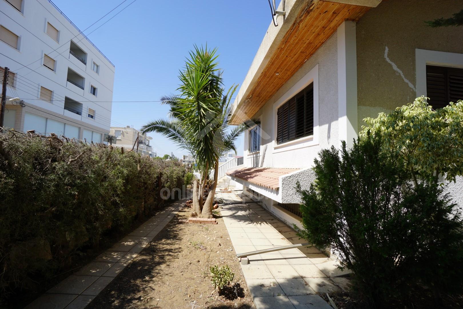 To change image, hover mouse over thumbnails below