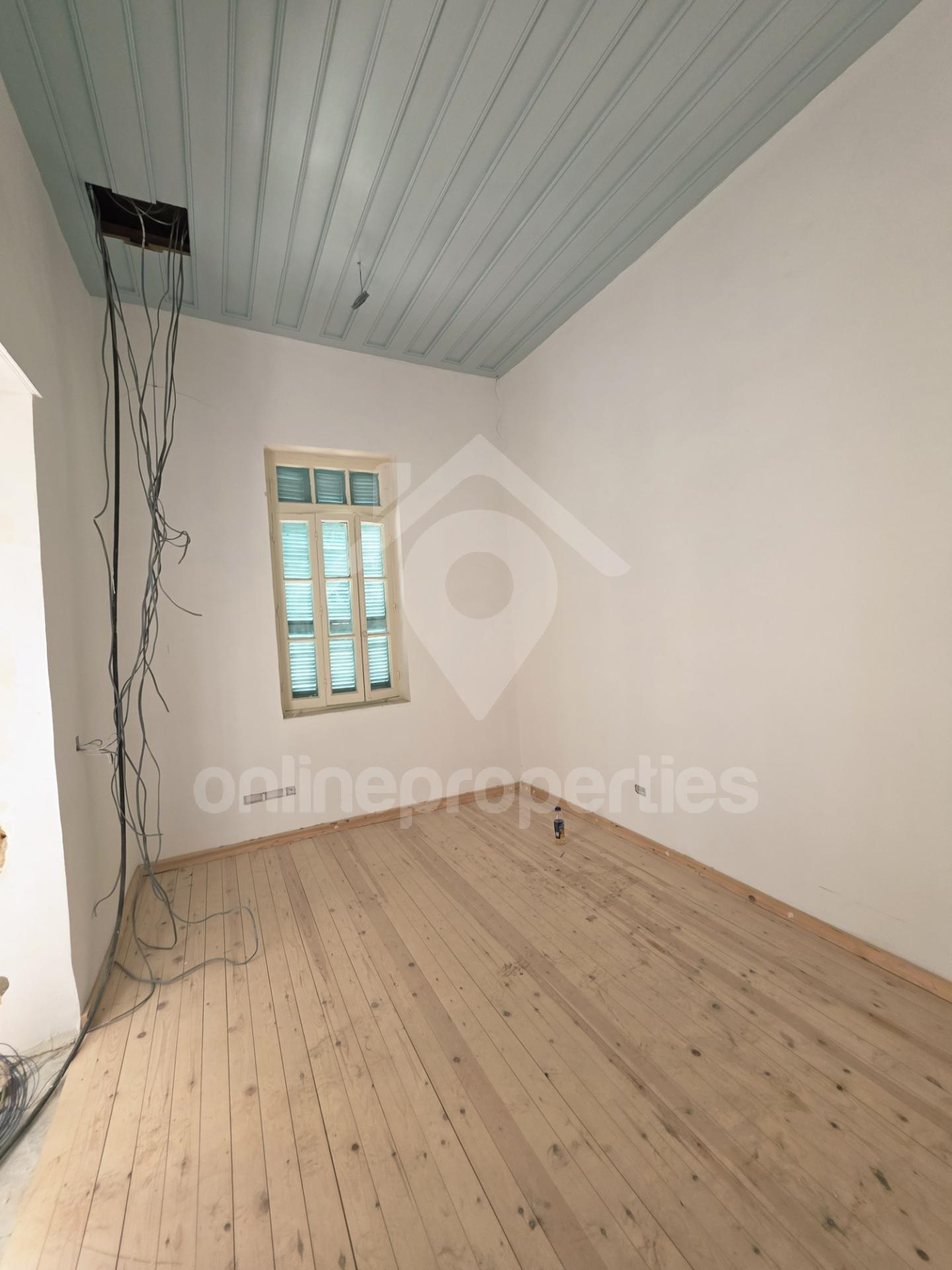 To change image, hover mouse over thumbnails below