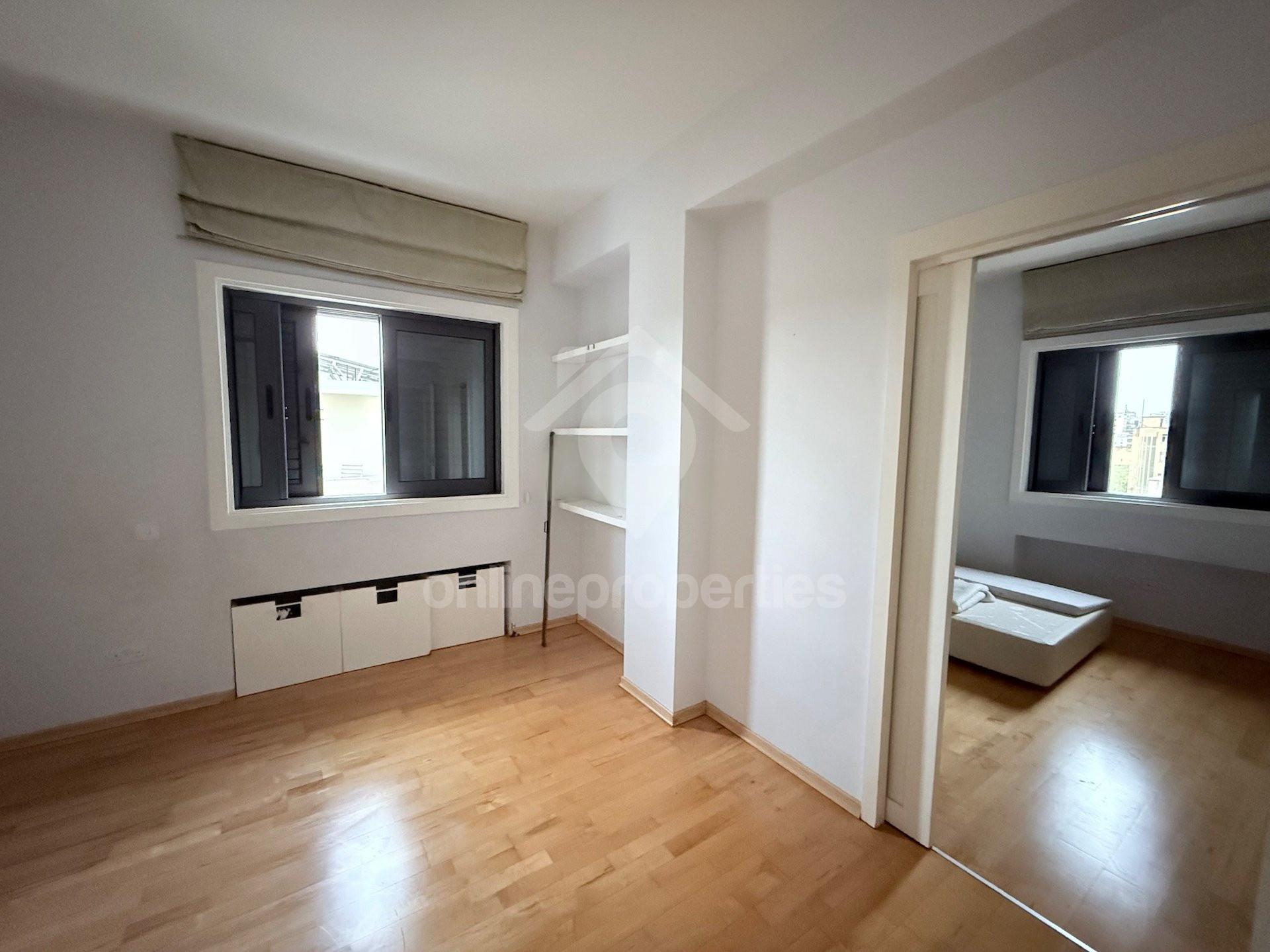 To change image, hover mouse over thumbnails below