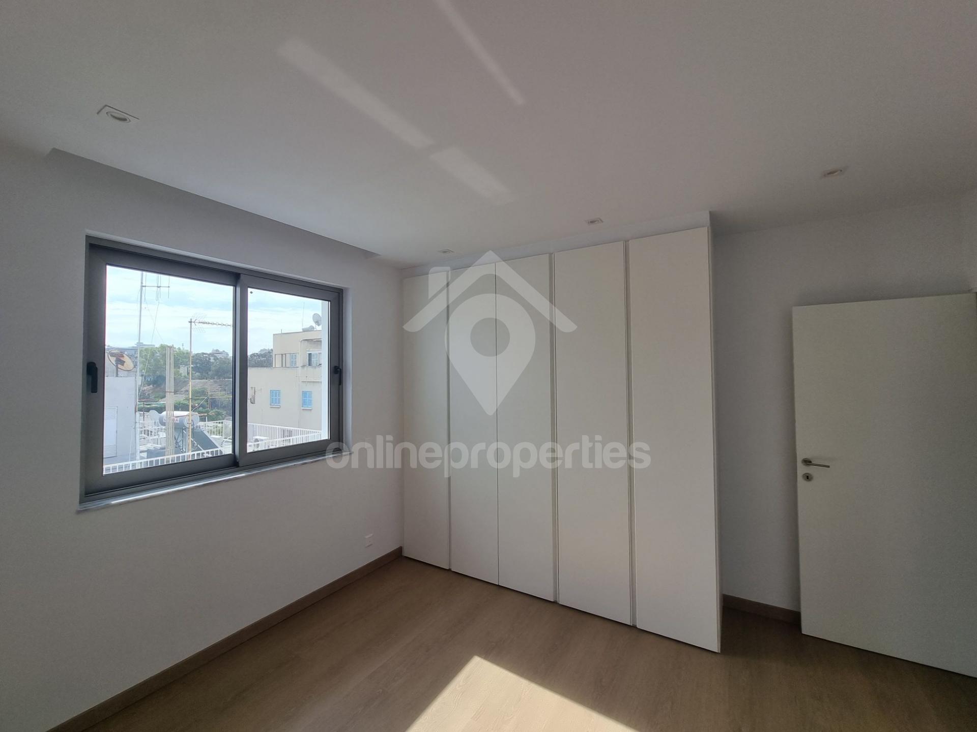 To change image, hover mouse over thumbnails below