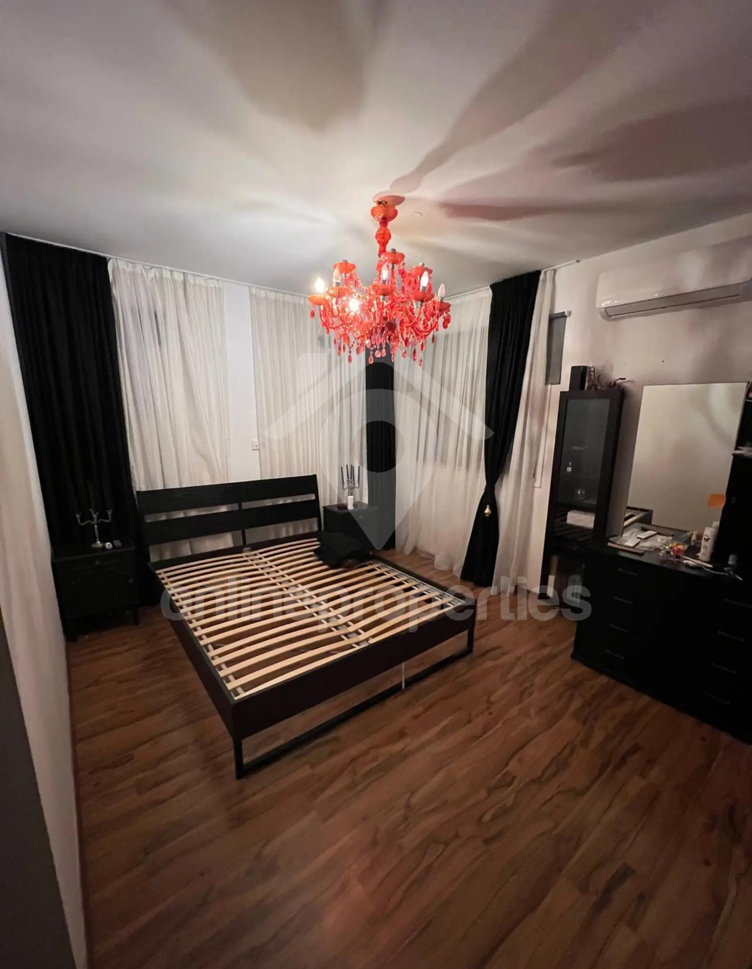 To change image, hover mouse over thumbnails below