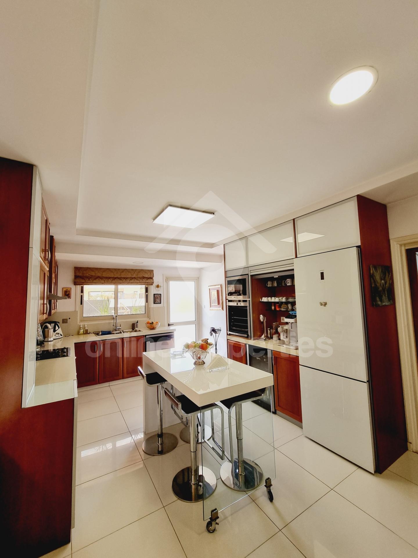 To change image, hover mouse over thumbnails below