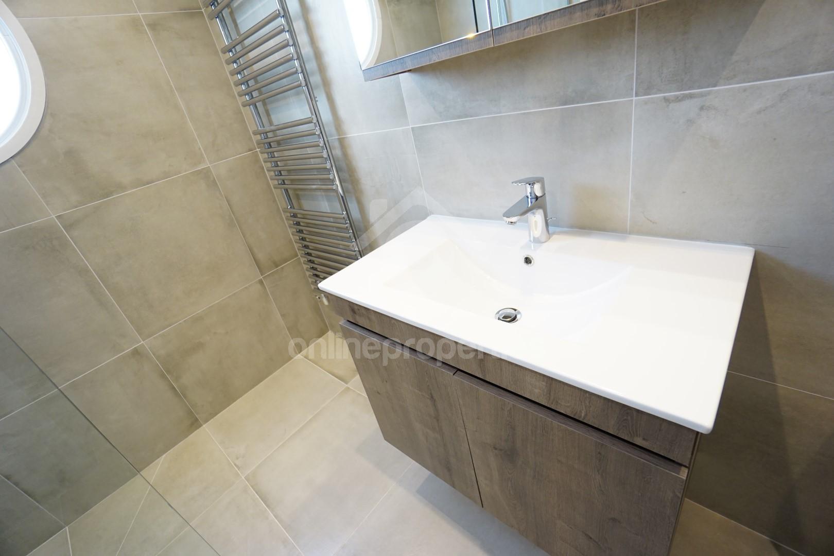 To change image, hover mouse over thumbnails below