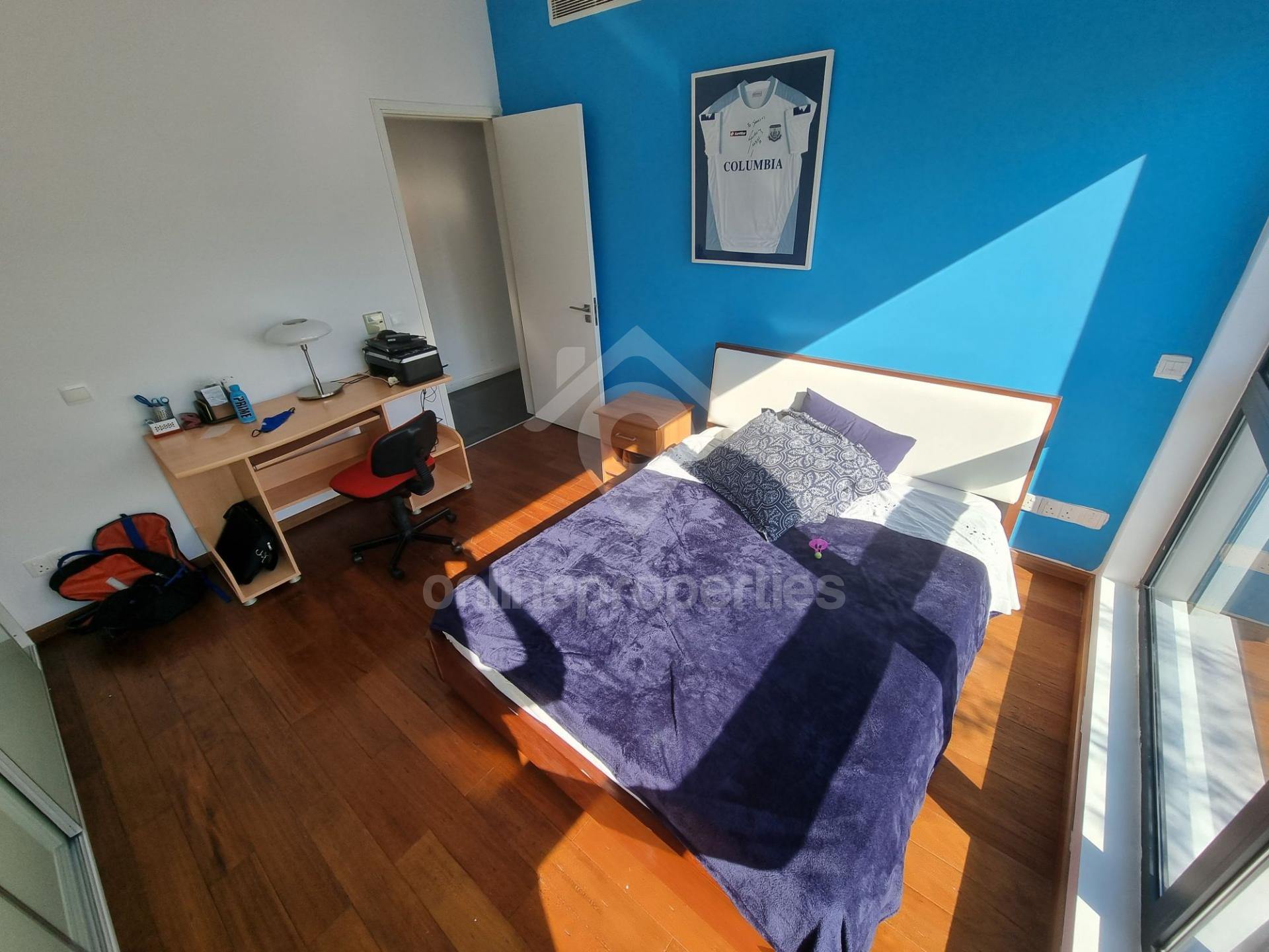 To change image, hover mouse over thumbnails below