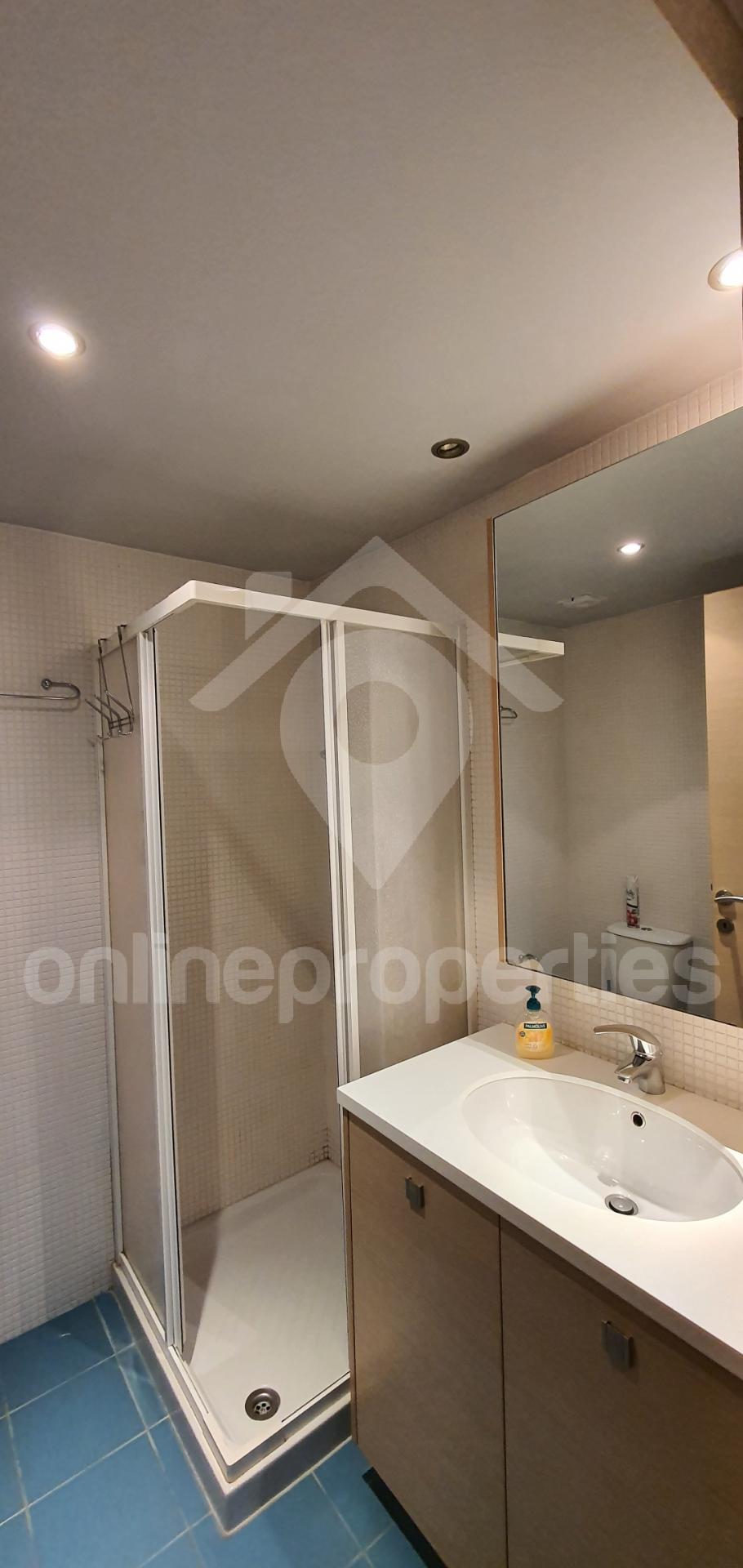 To change image, hover mouse over thumbnails below