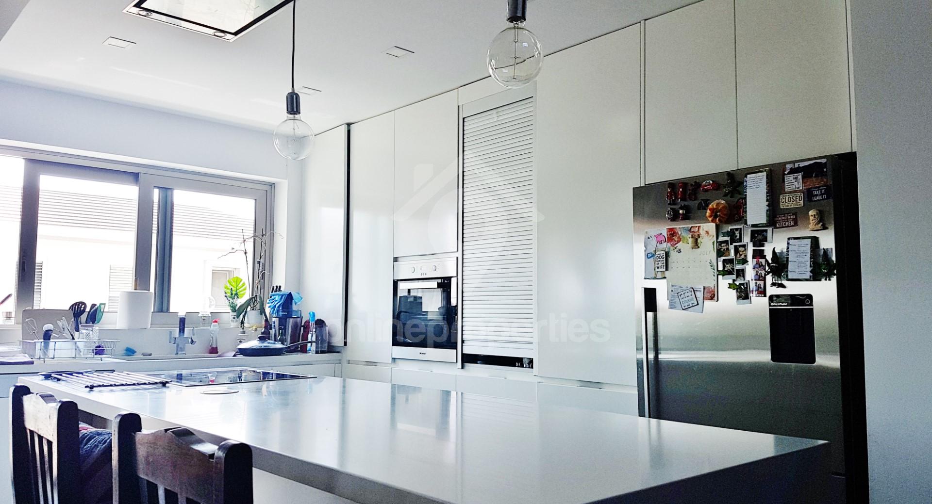 To change image, hover mouse over thumbnails below