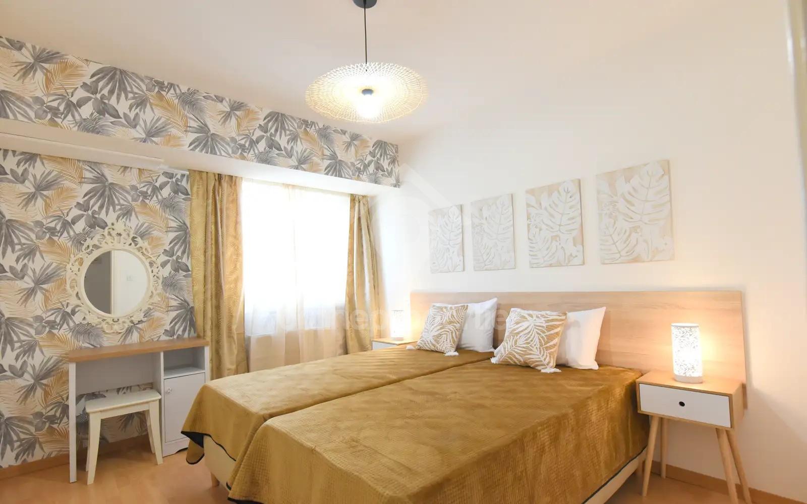 To change image, hover mouse over thumbnails below