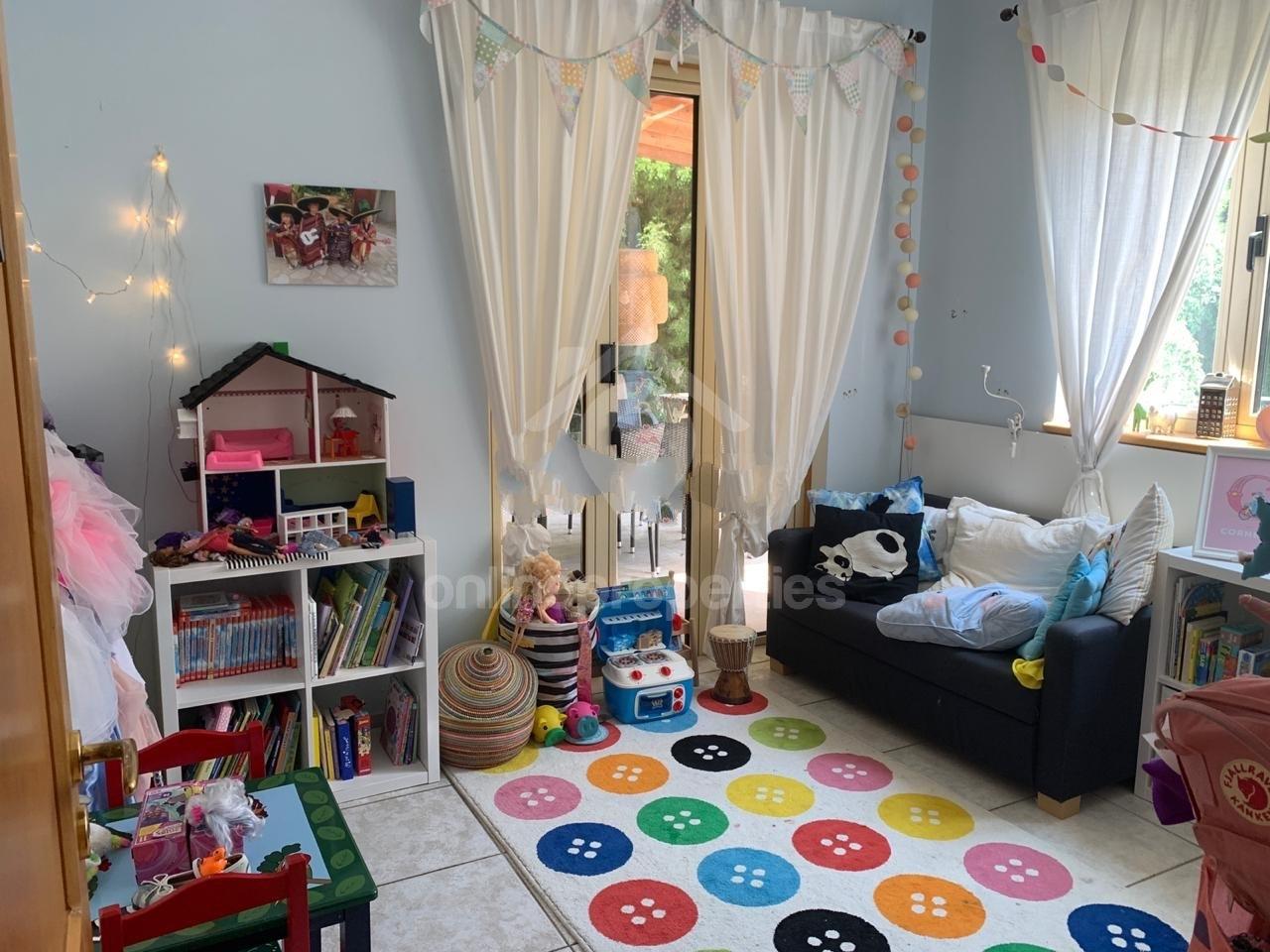 To change image, hover mouse over thumbnails below