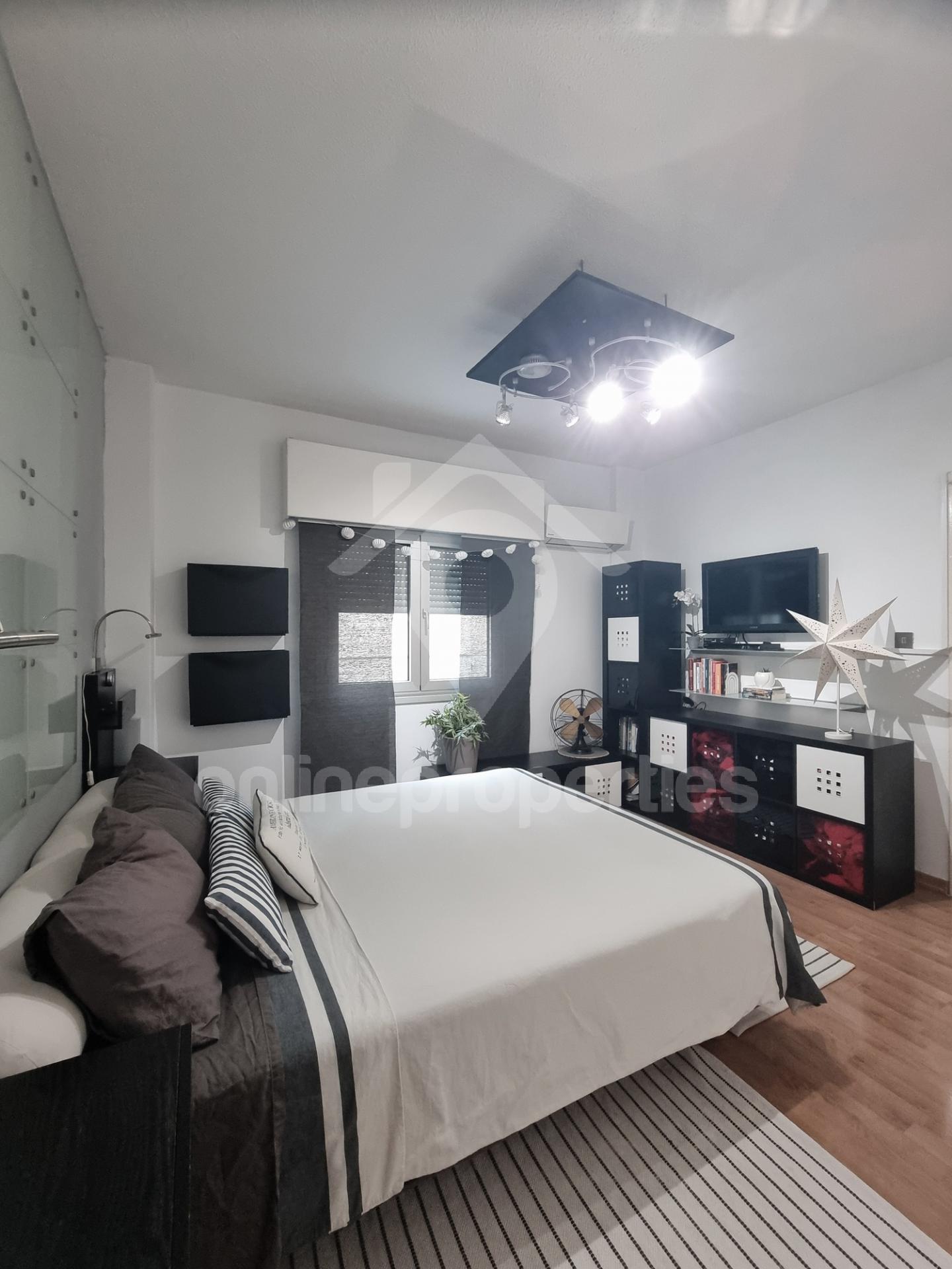 To change image, hover mouse over thumbnails below