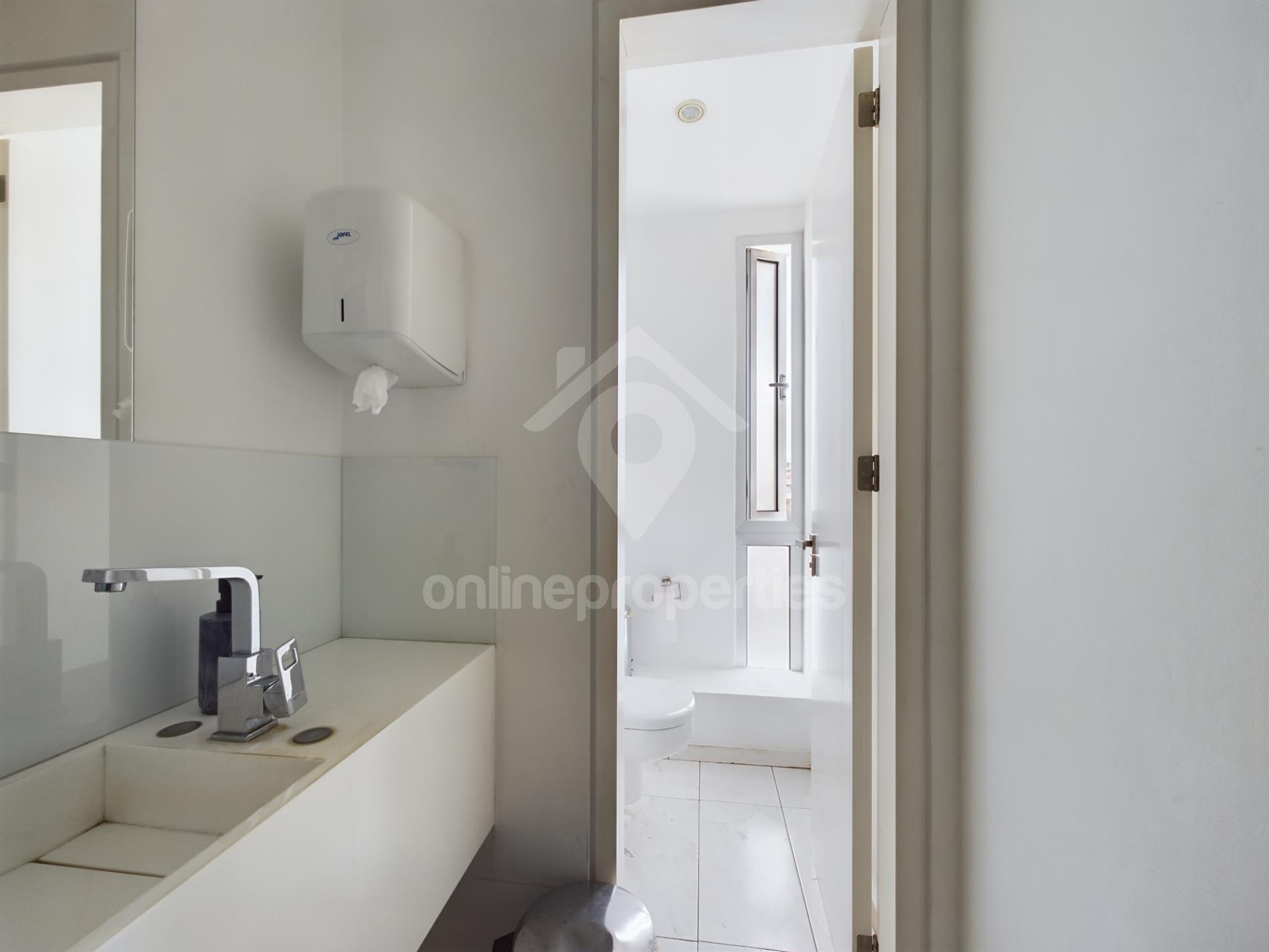 To change image, hover mouse over thumbnails below