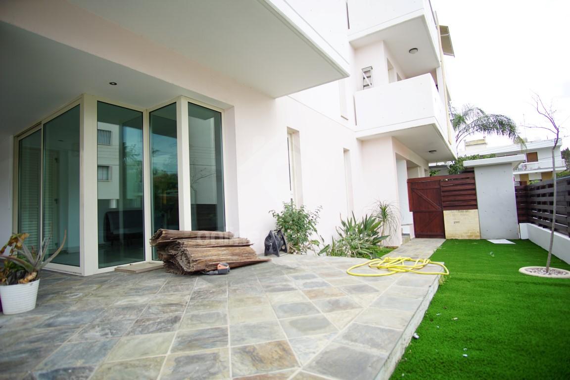 To change image, hover mouse over thumbnails below