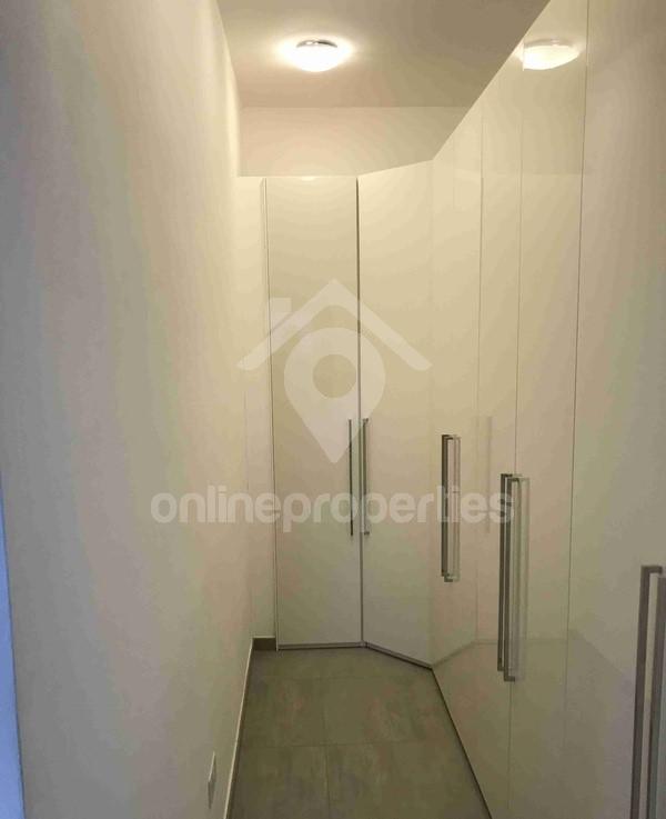 To change image, hover mouse over thumbnails below