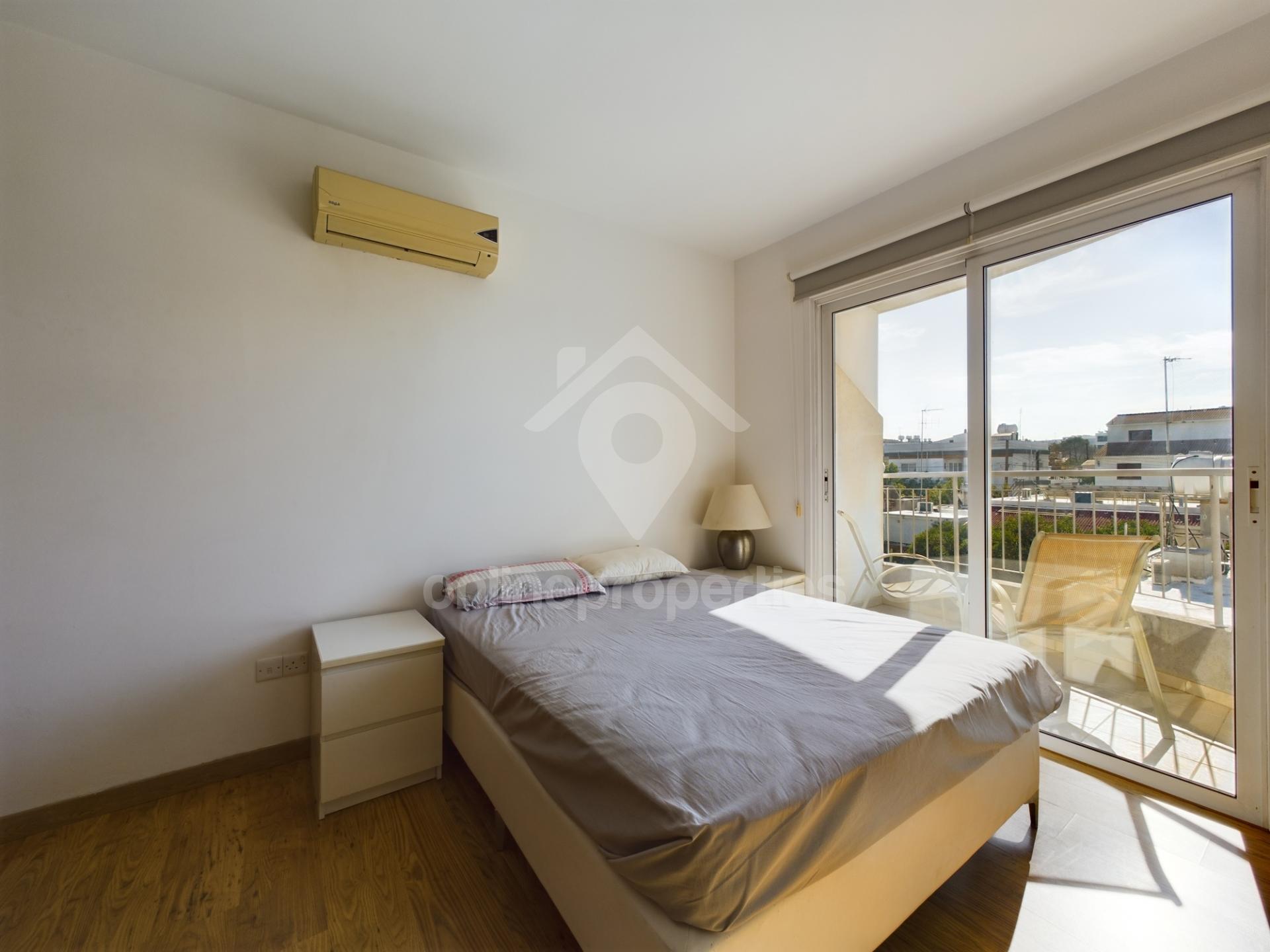 To change image, hover mouse over thumbnails below