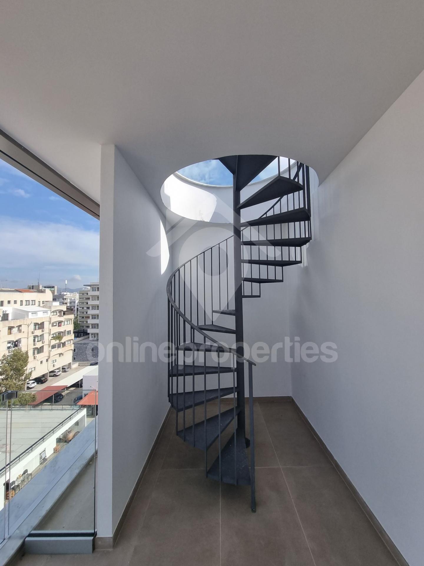 To change image, hover mouse over thumbnails below