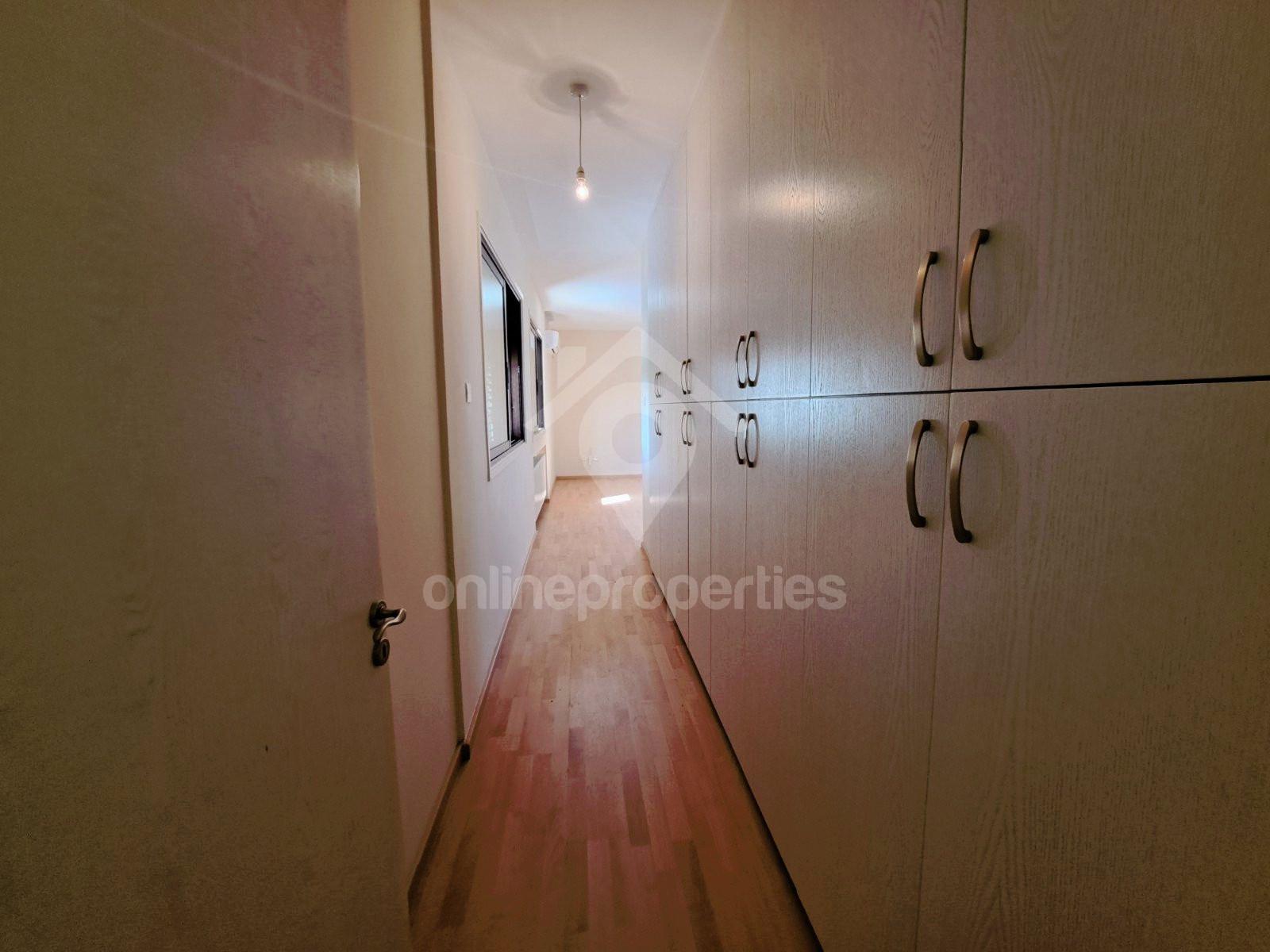 To change image, hover mouse over thumbnails below