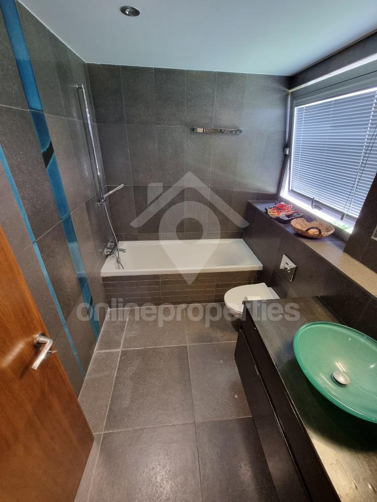 To change image, hover mouse over thumbnails below