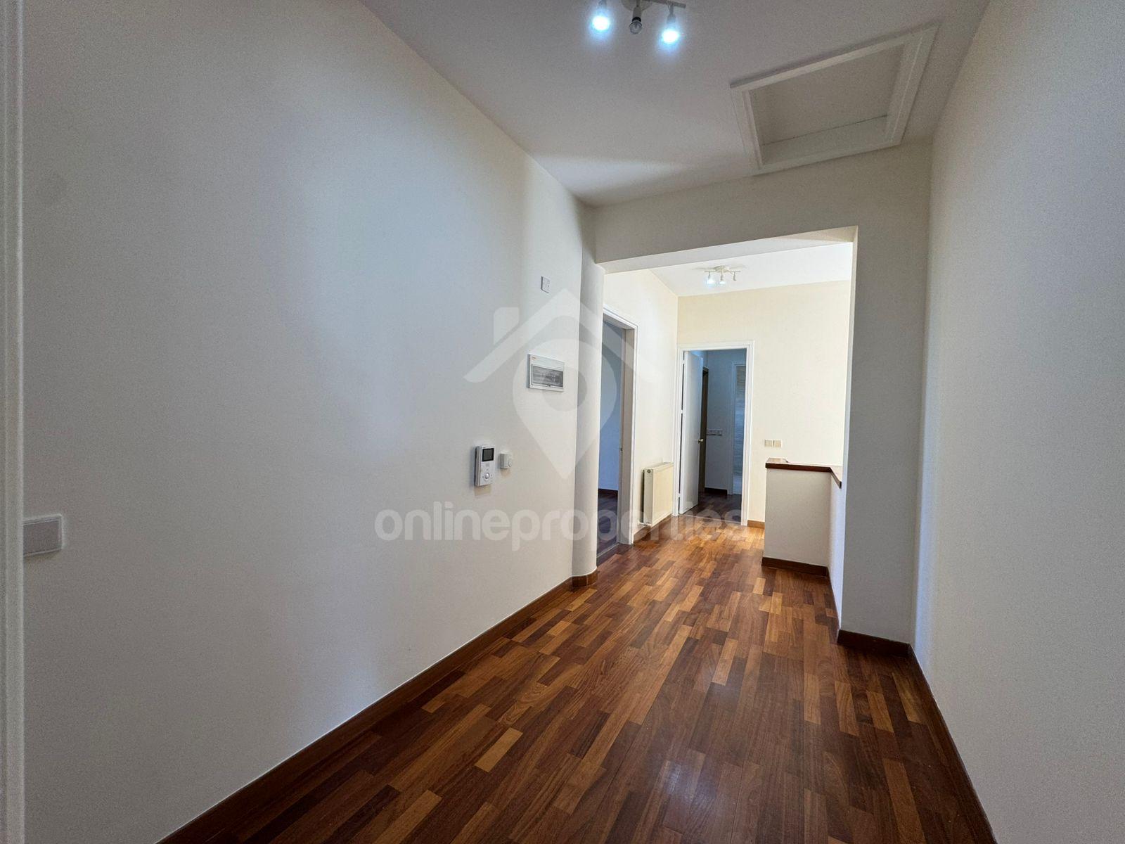 To change image, hover mouse over thumbnails below