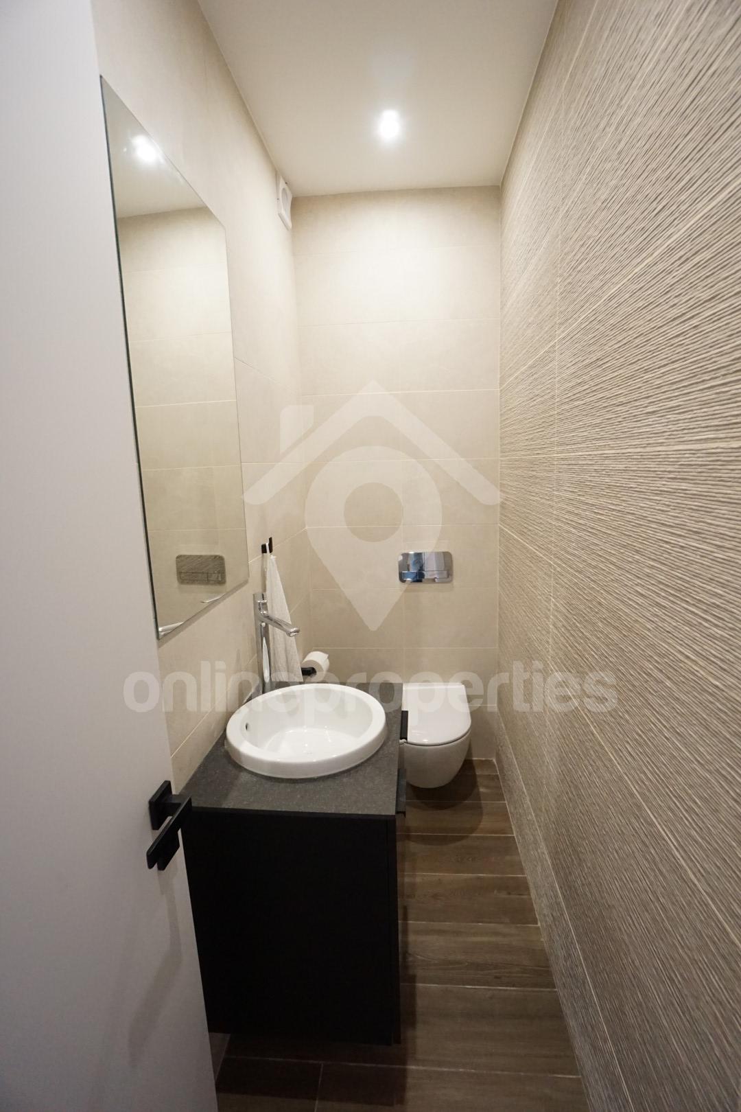 To change image, hover mouse over thumbnails below