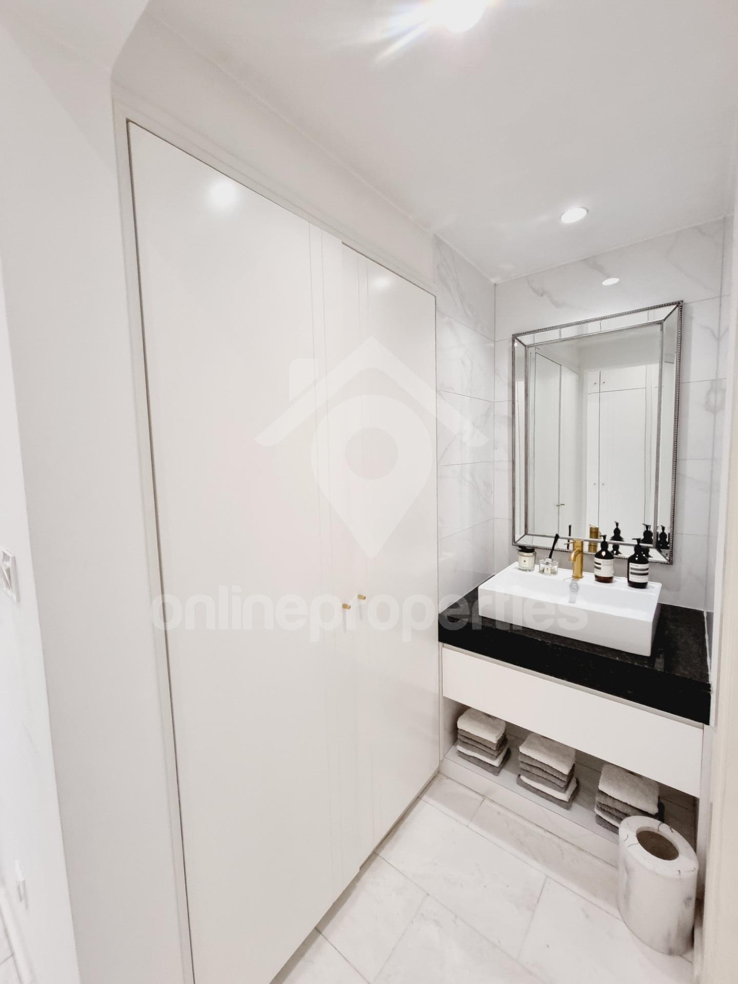 To change image, hover mouse over thumbnails below