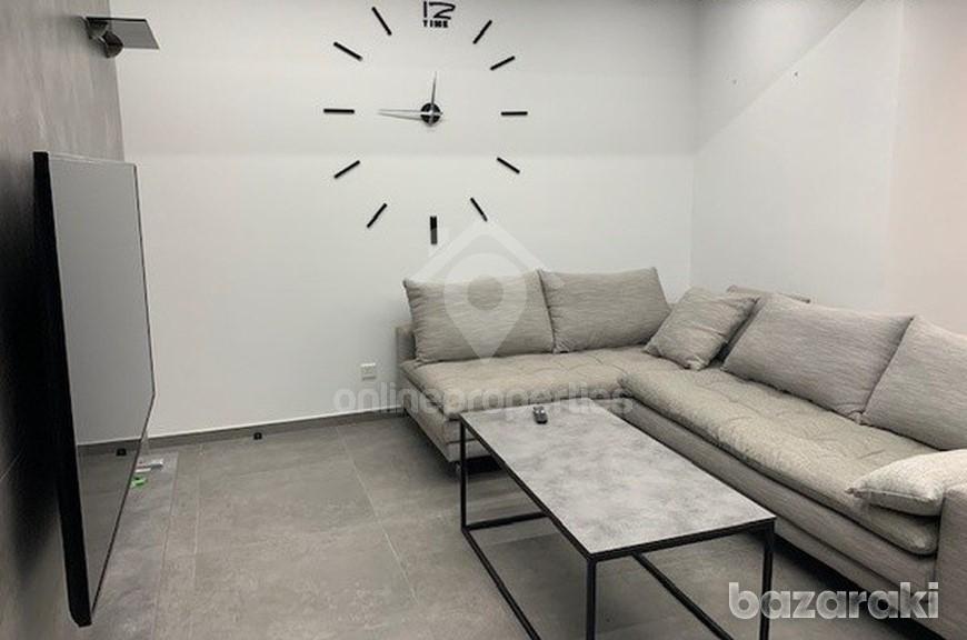 To change image, hover mouse over thumbnails below