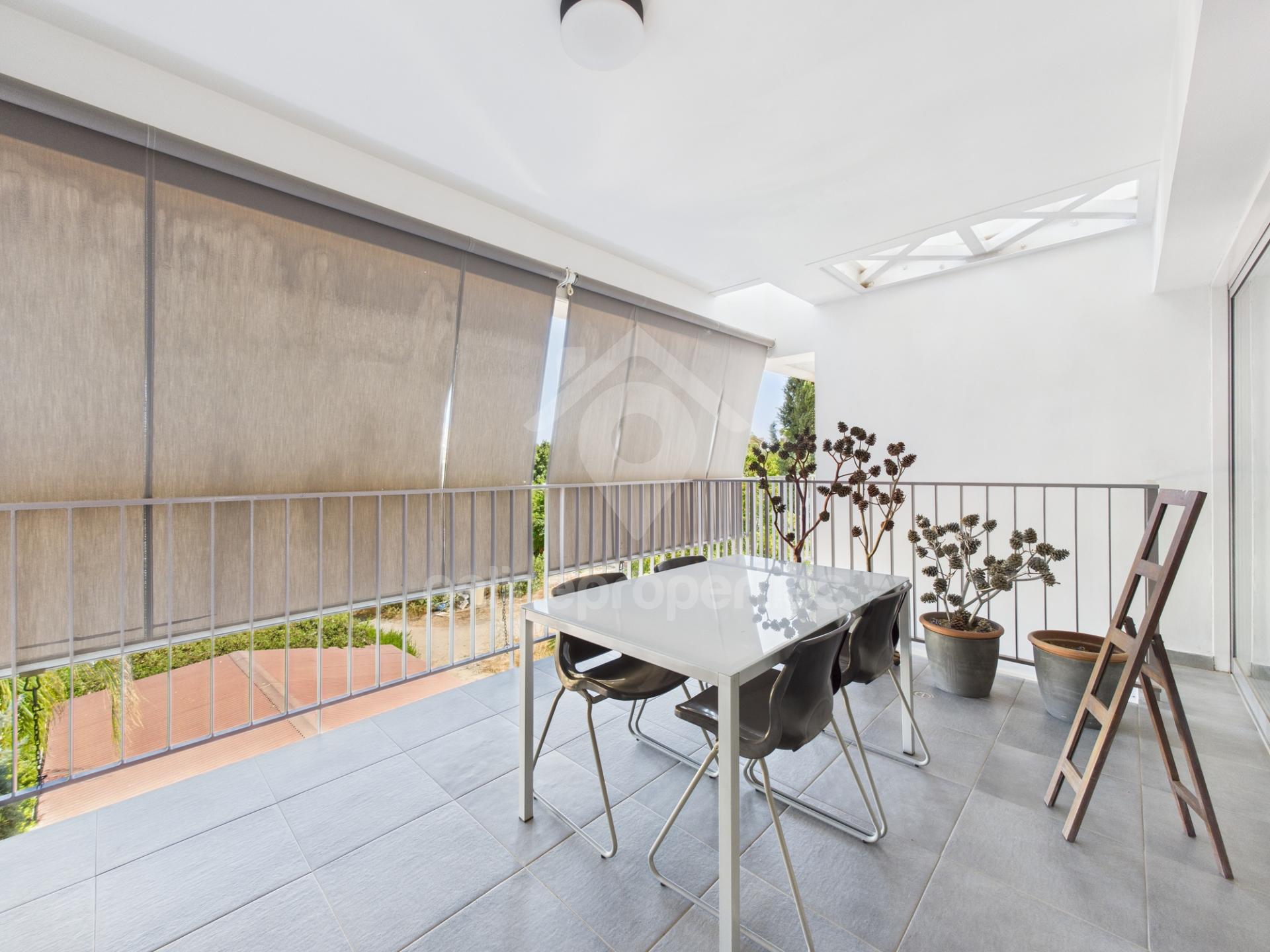 To change image, hover mouse over thumbnails below