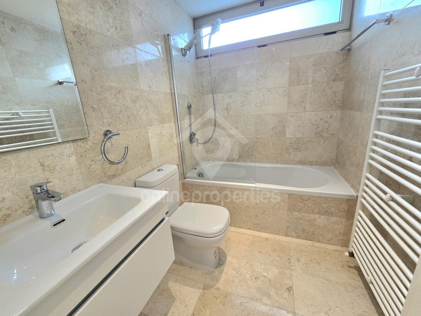 To change image, hover mouse over thumbnails below