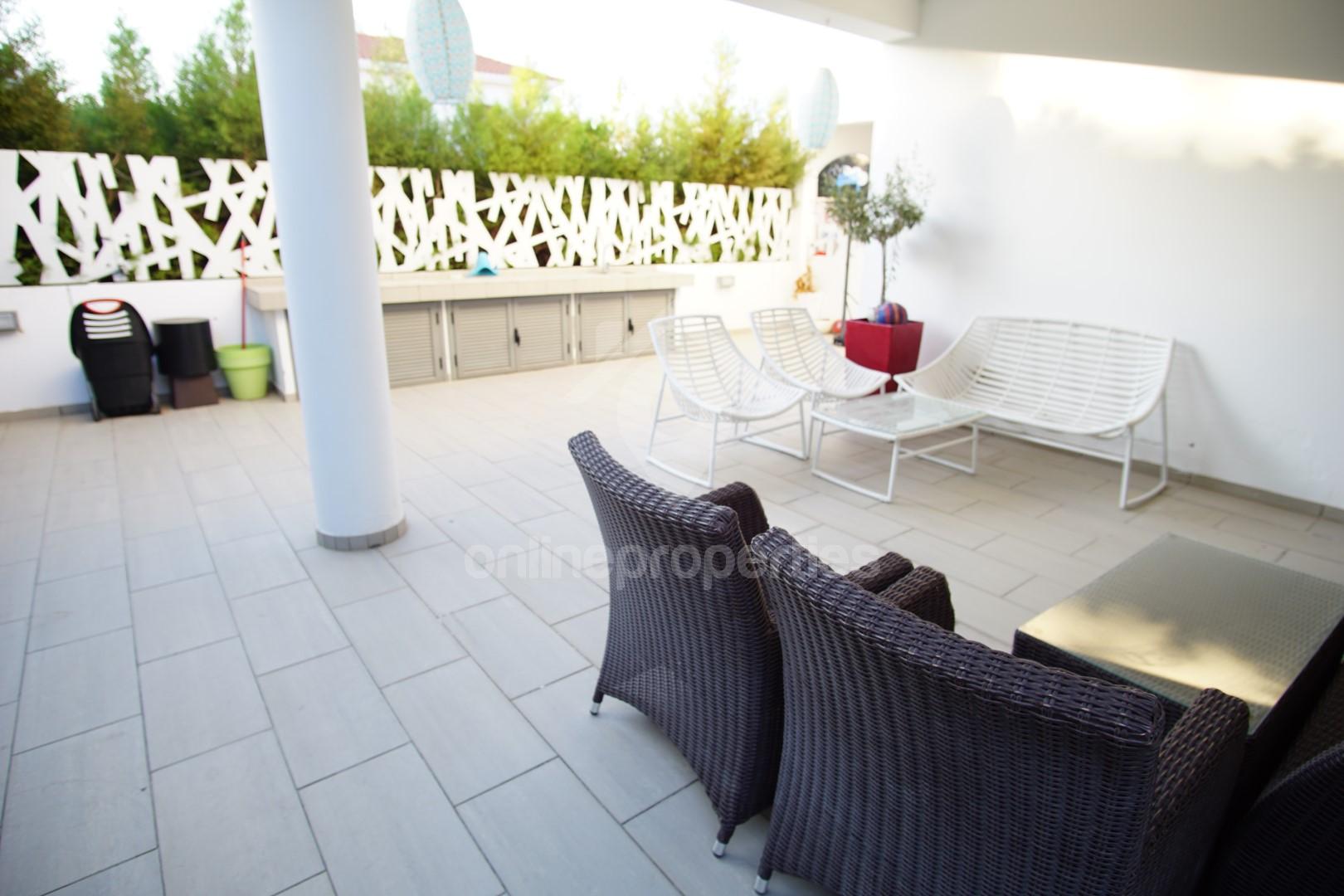 To change image, hover mouse over thumbnails below