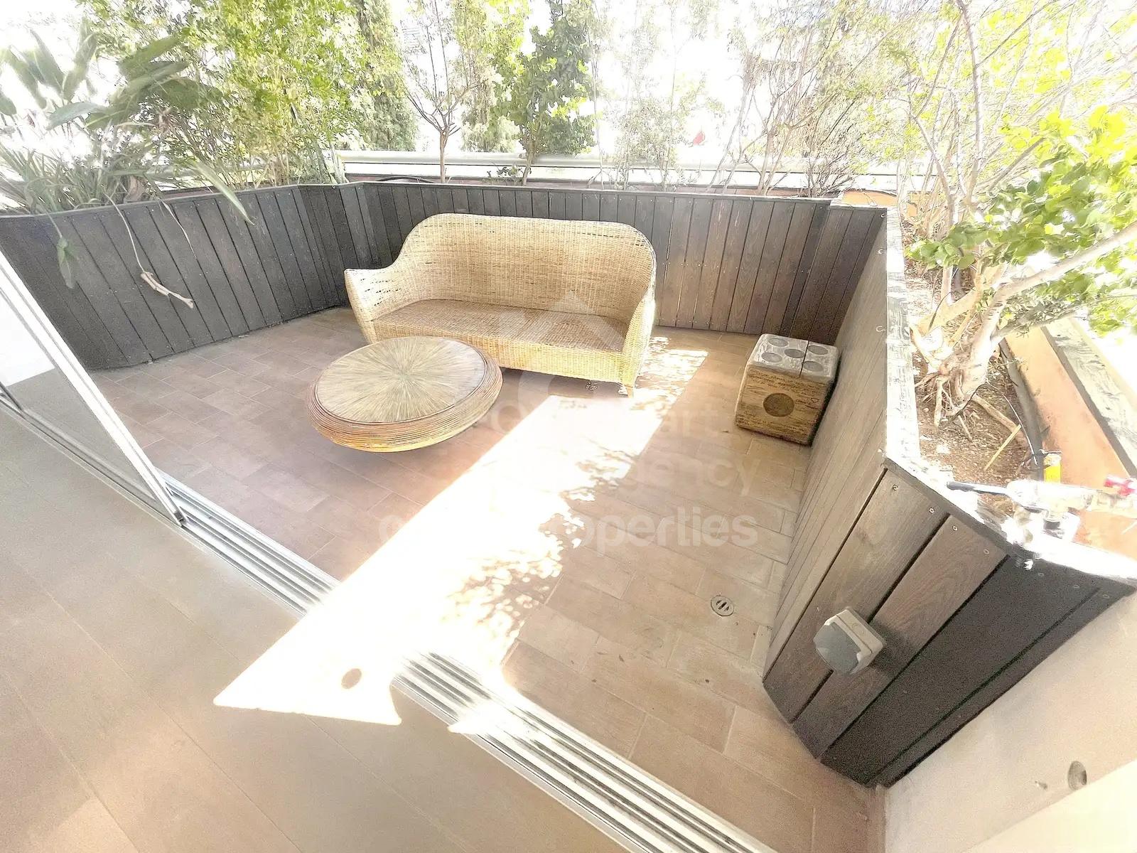 To change image, hover mouse over thumbnails below