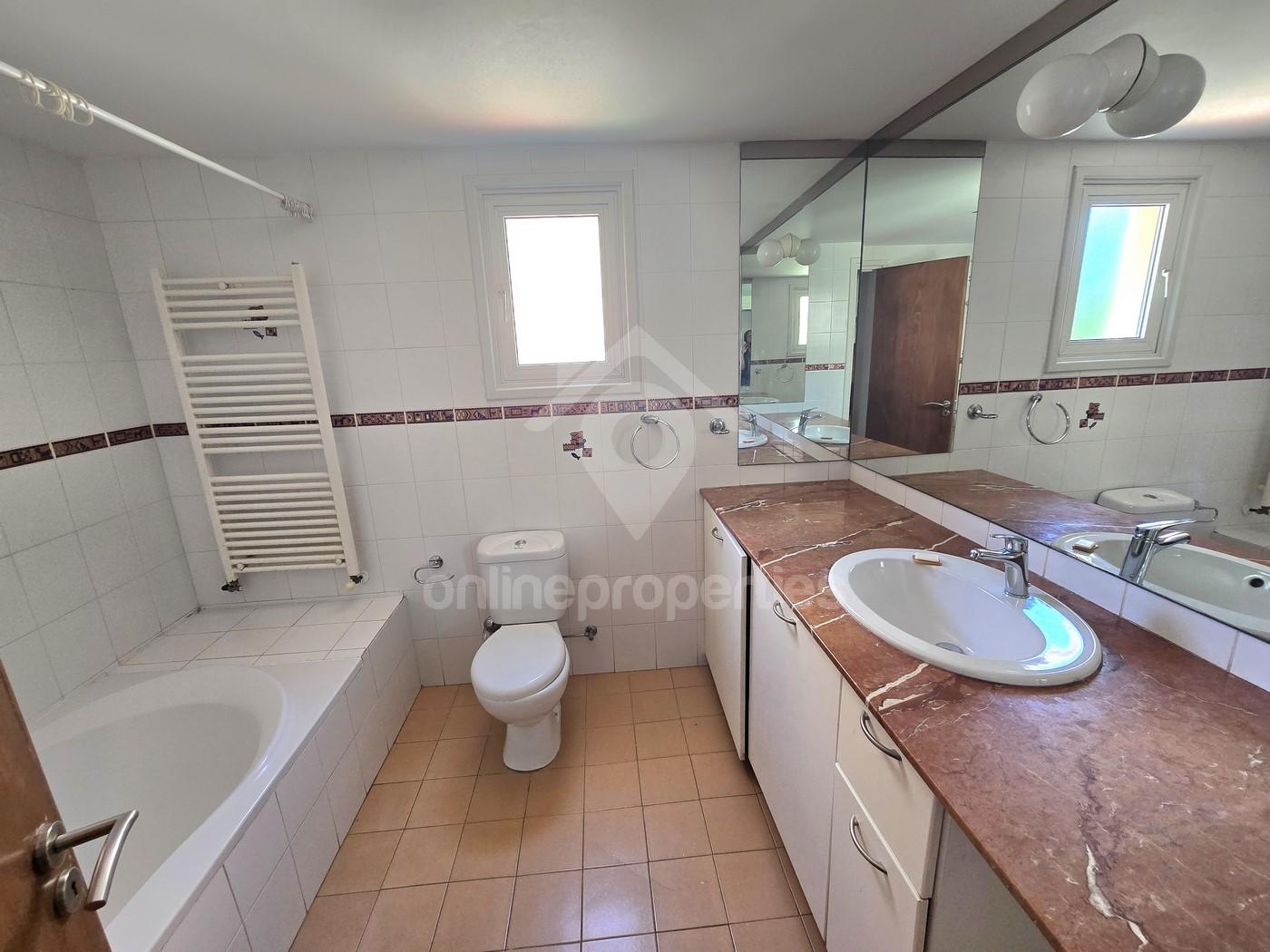 To change image, hover mouse over thumbnails below