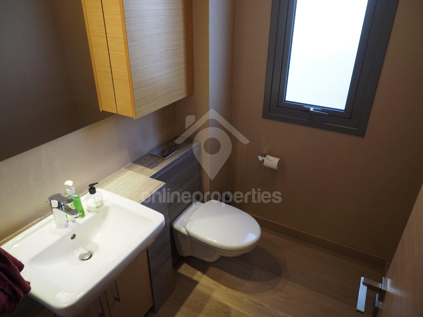 To change image, hover mouse over thumbnails below