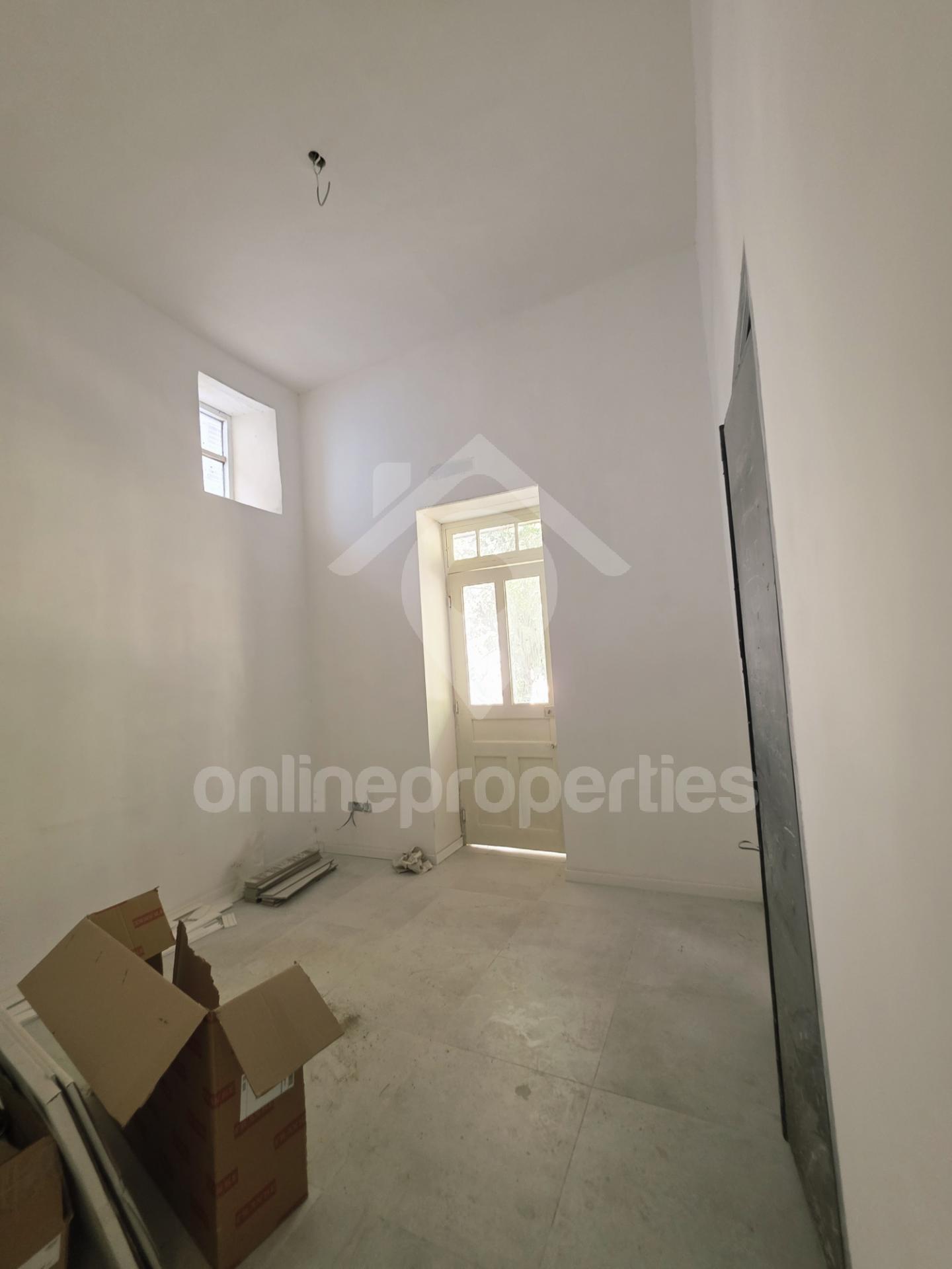 To change image, hover mouse over thumbnails below