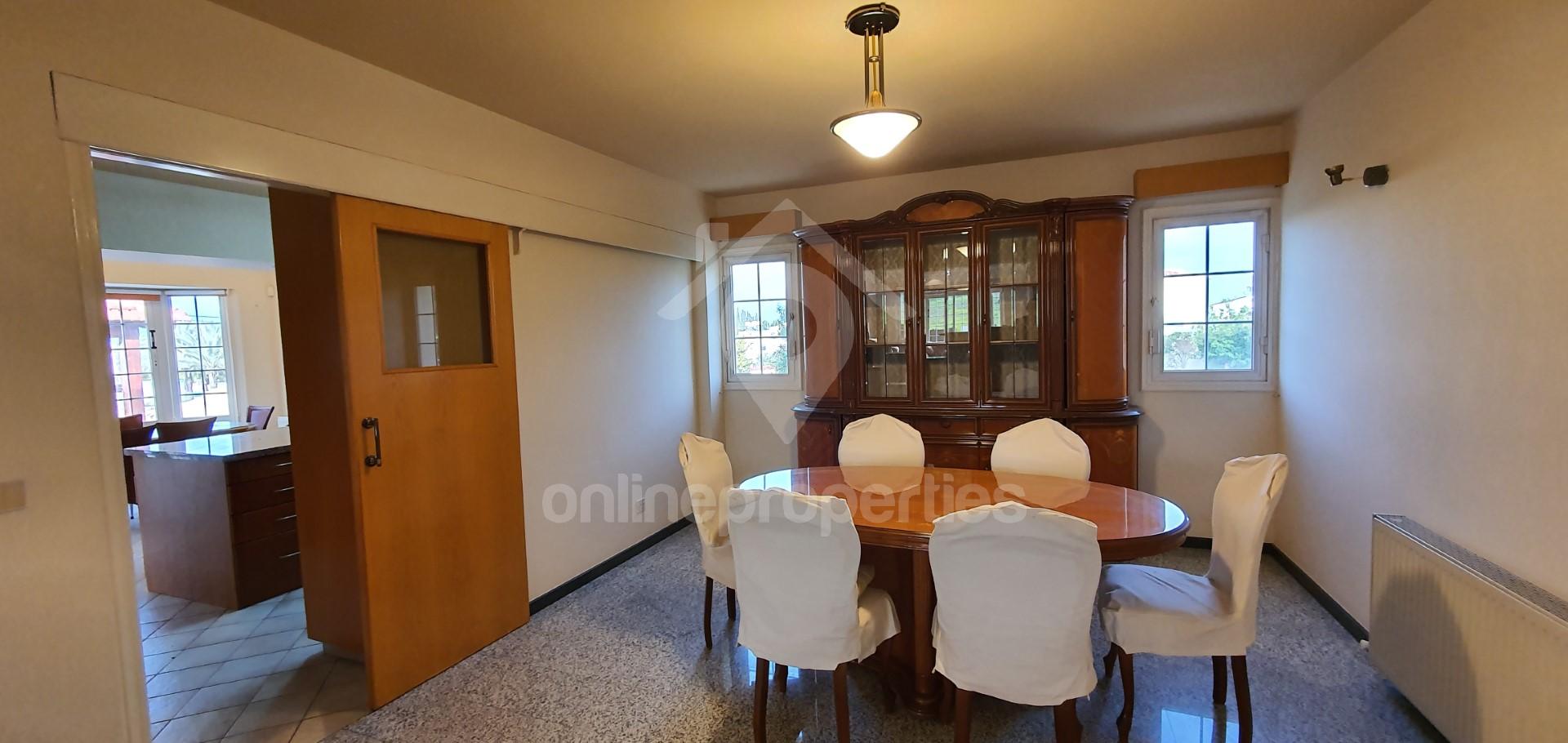 To change image, hover mouse over thumbnails below