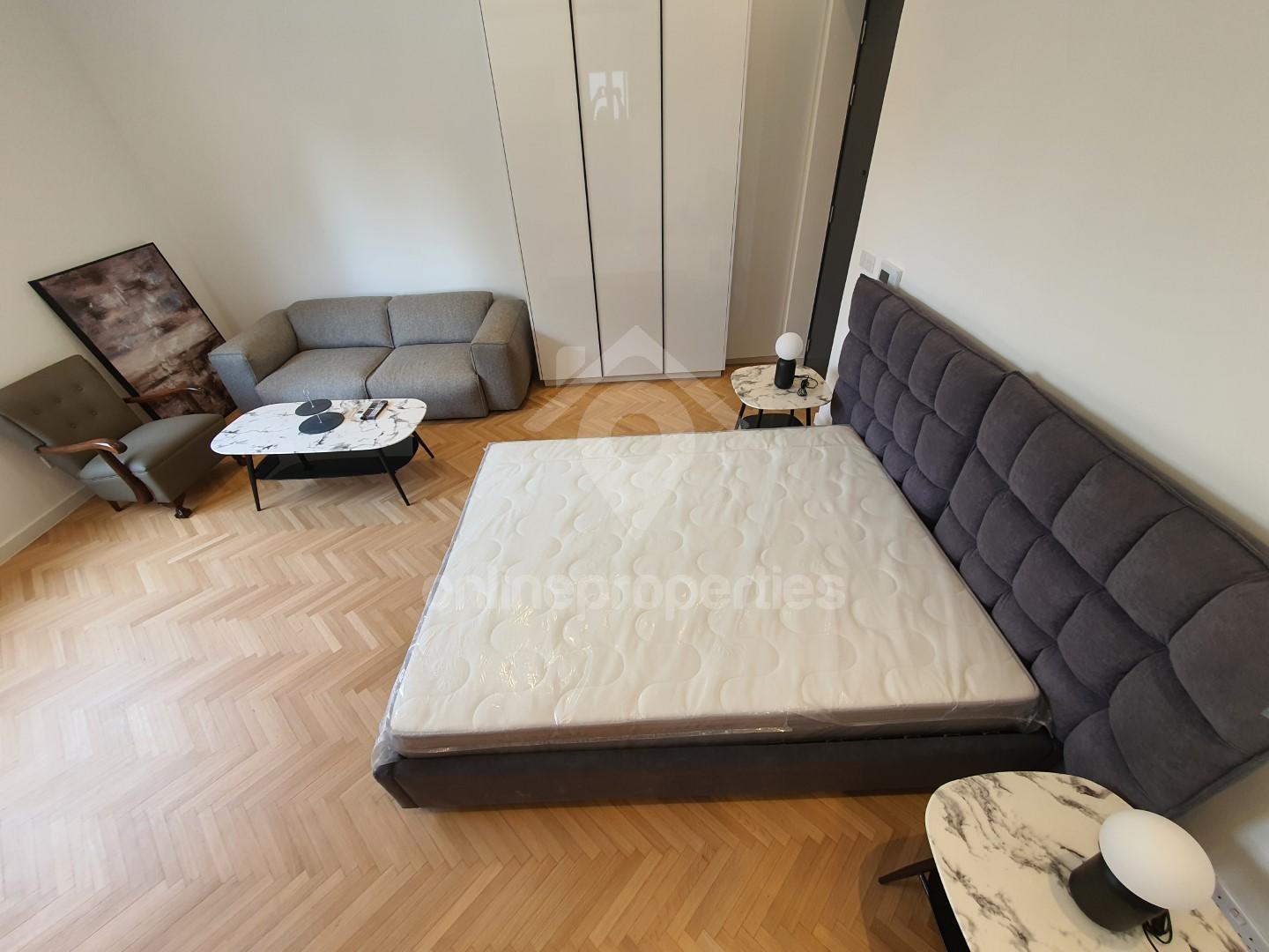 To change image, hover mouse over thumbnails below