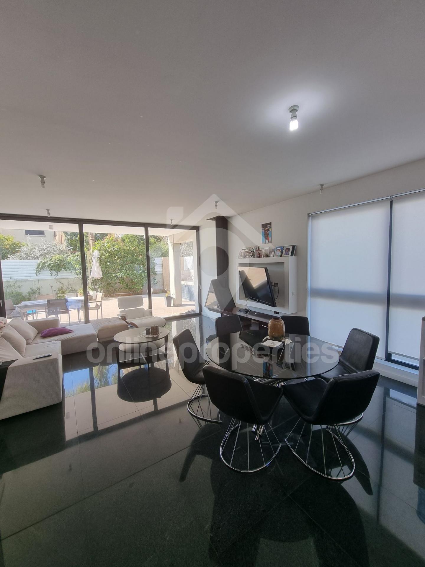 To change image, hover mouse over thumbnails below