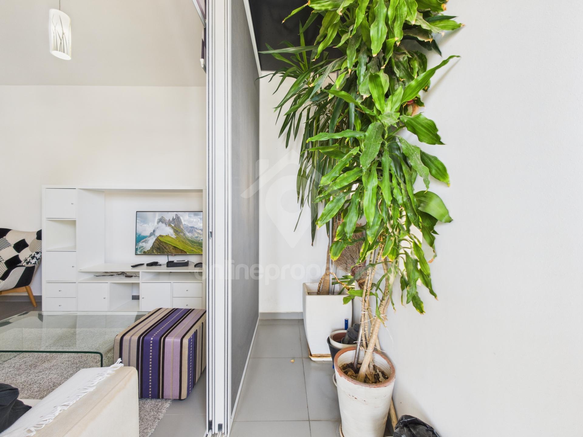 To change image, hover mouse over thumbnails below