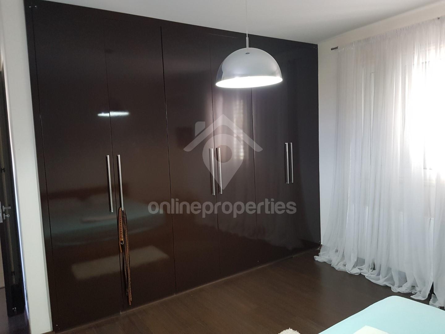 To change image, hover mouse over thumbnails below