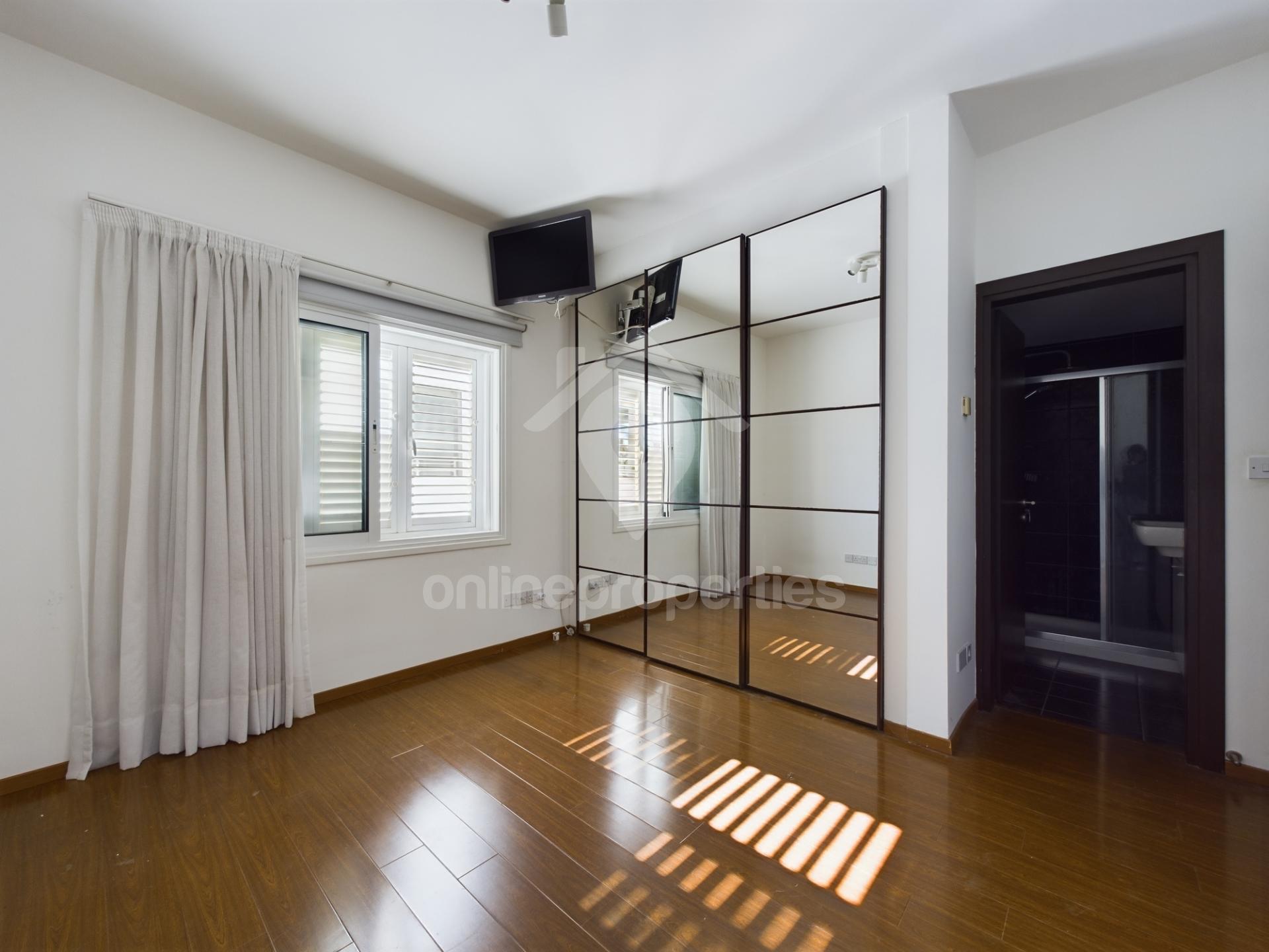 To change image, hover mouse over thumbnails below