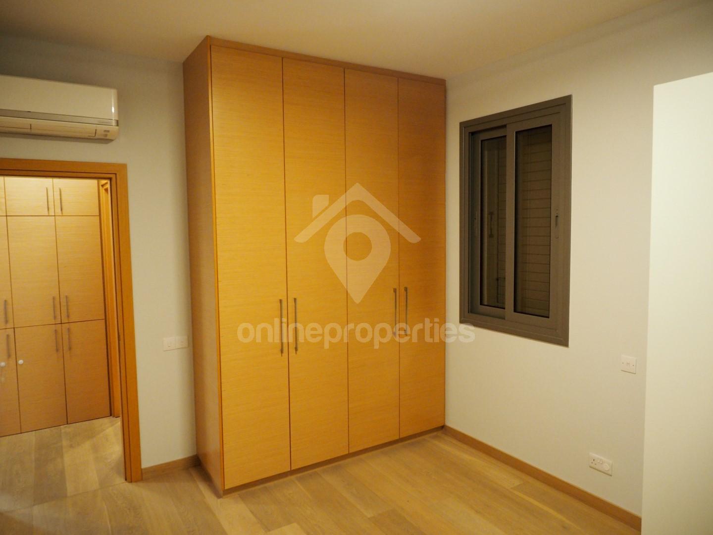 To change image, hover mouse over thumbnails below