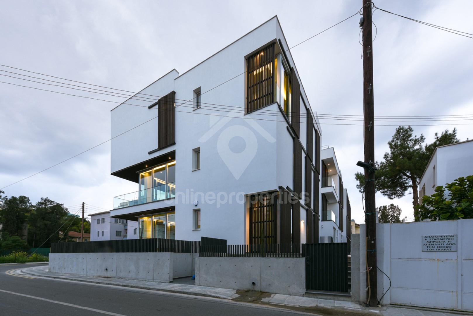 To change image, hover mouse over thumbnails below