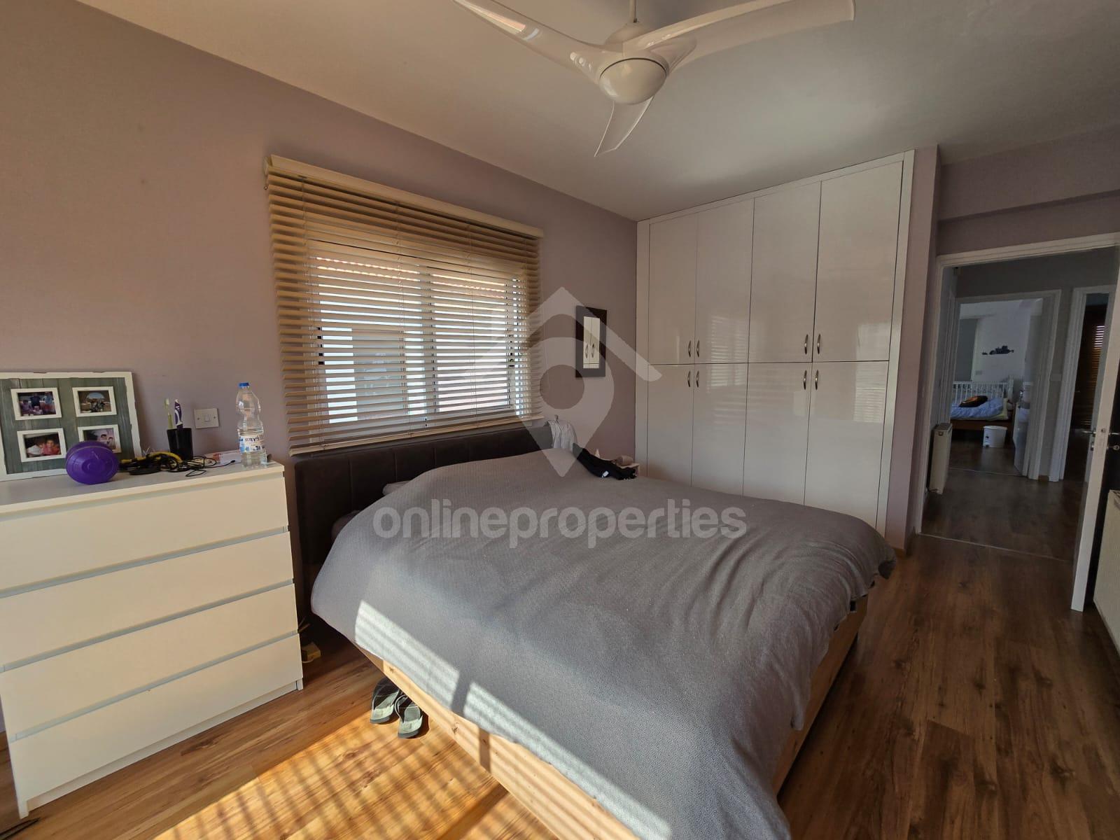 To change image, hover mouse over thumbnails below