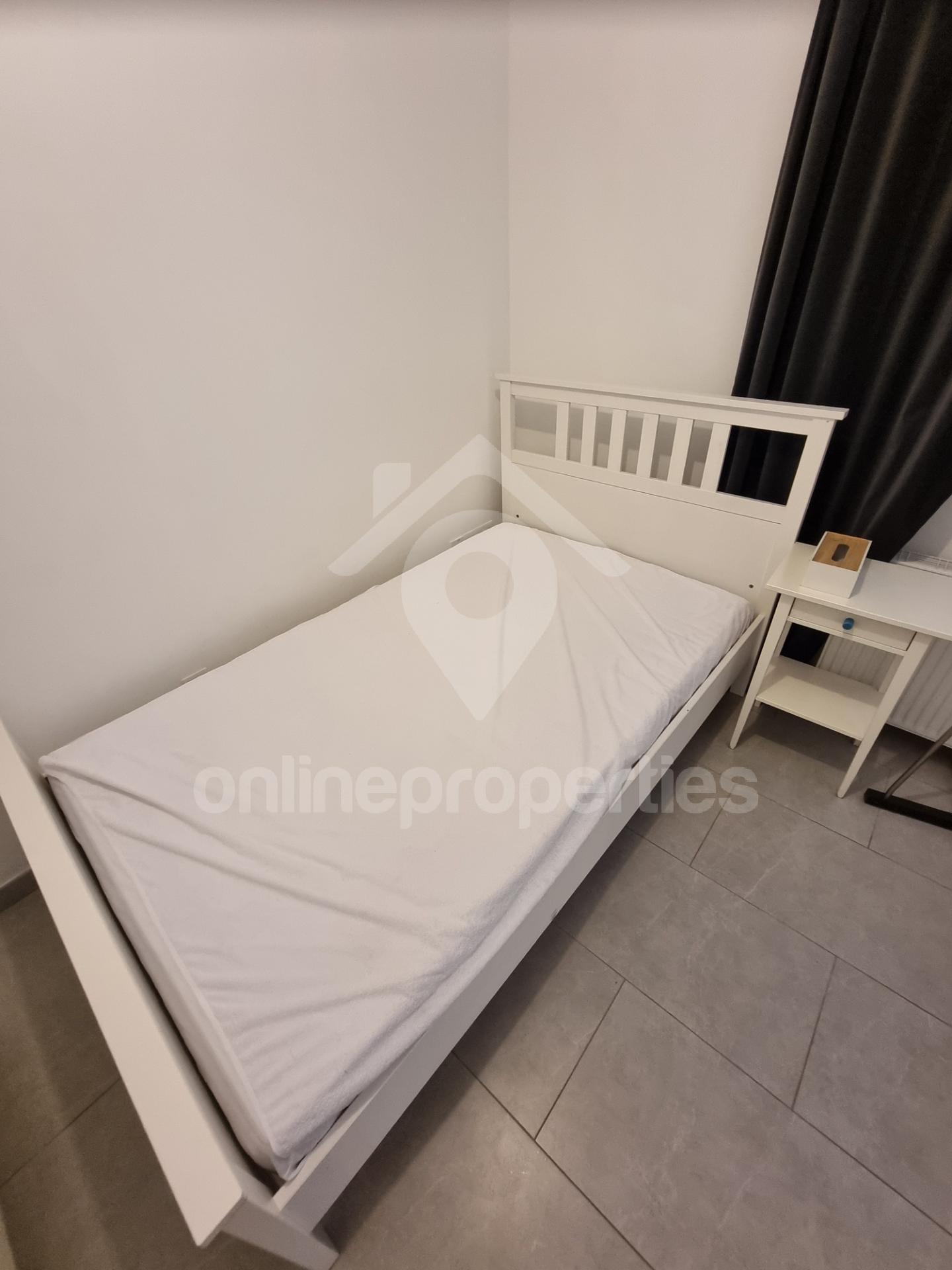 To change image, hover mouse over thumbnails below