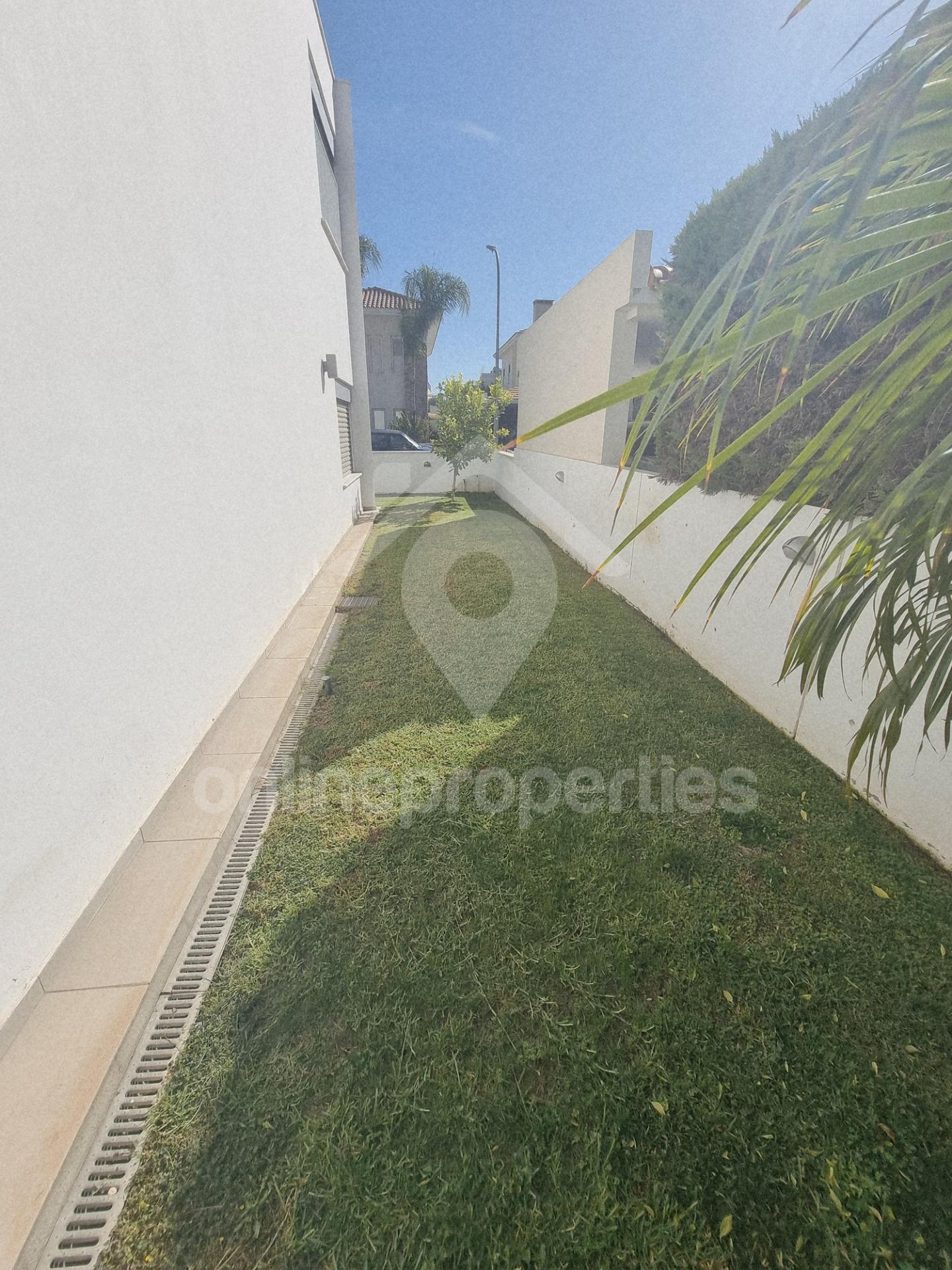 To change image, hover mouse over thumbnails below