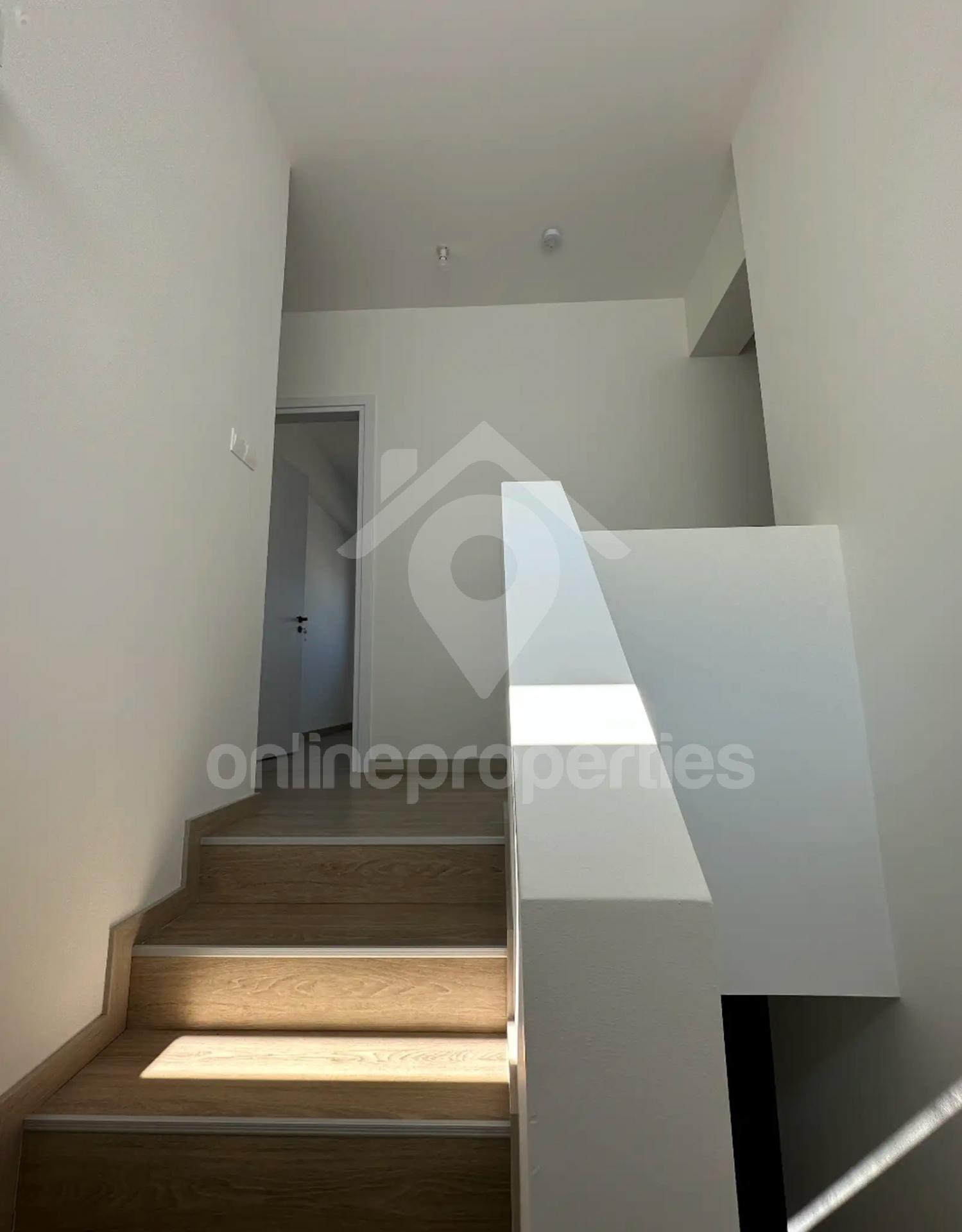 To change image, hover mouse over thumbnails below