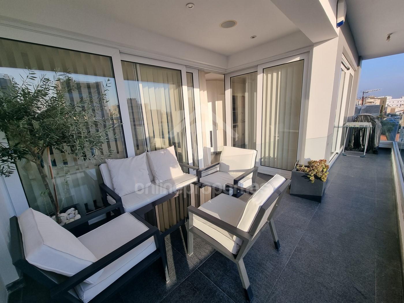 To change image, hover mouse over thumbnails below