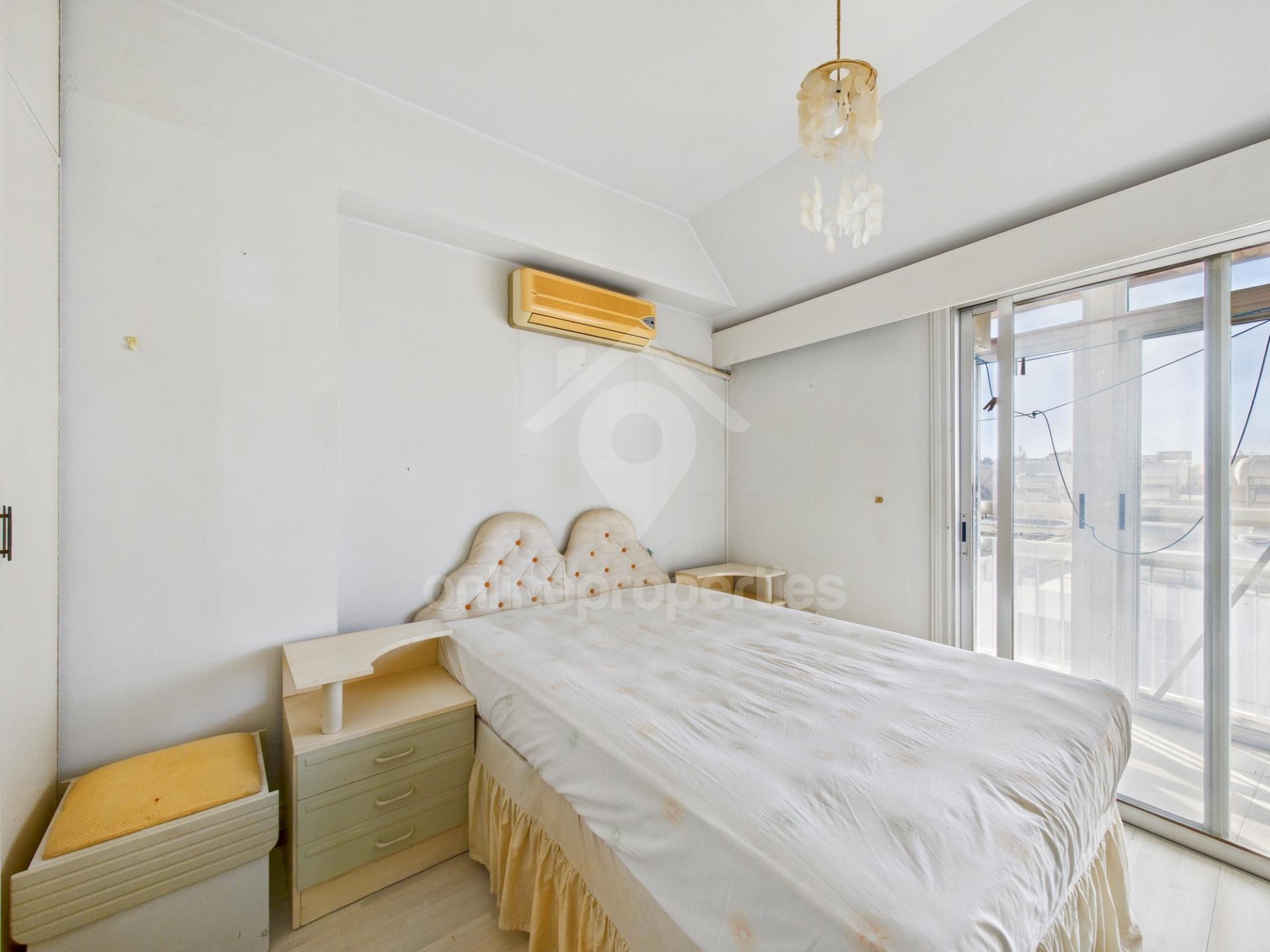 To change image, hover mouse over thumbnails below